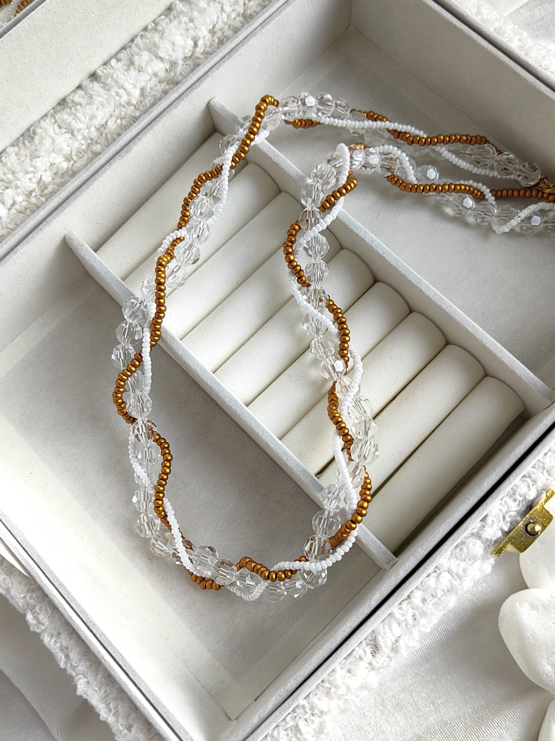 Suktas stiklo vėrinys