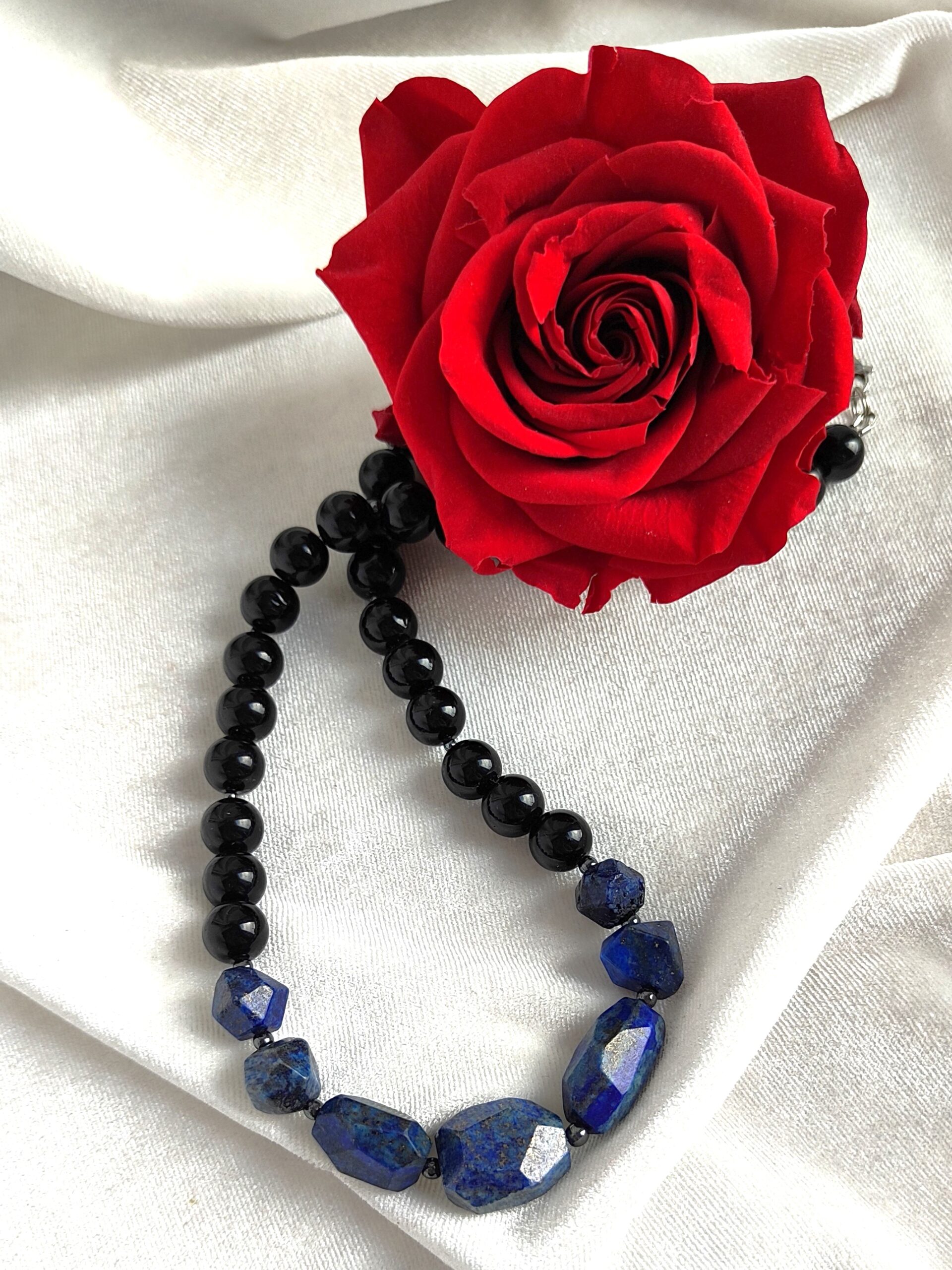 Lazurito ir onikso vėrinys