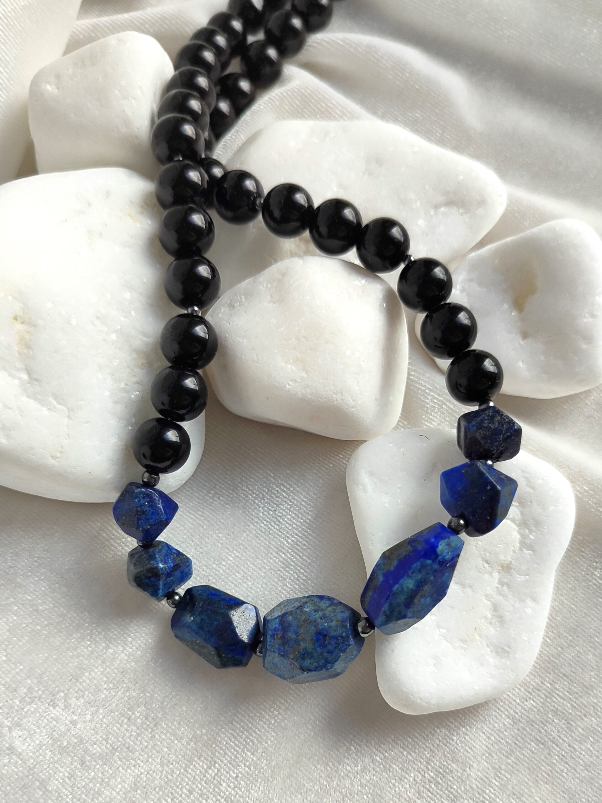 Lazurito ir onikso vėrinys