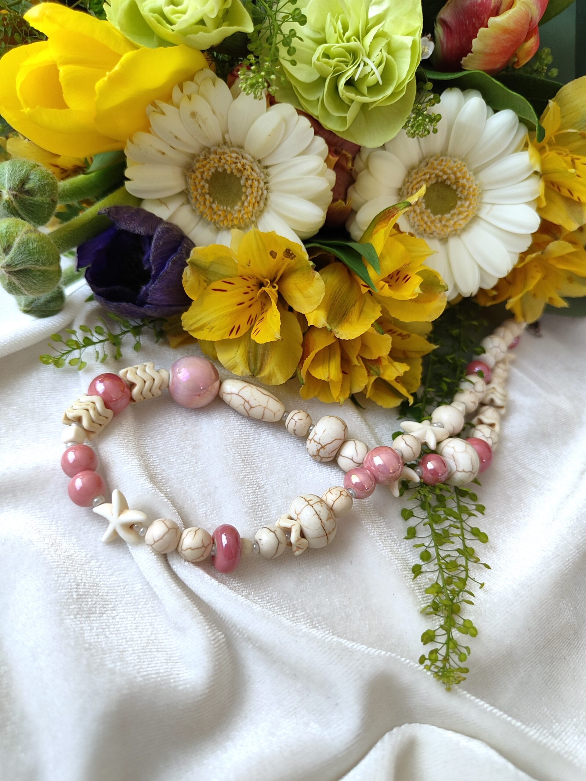 Rožinės keramikos ir hovlito vėrinys