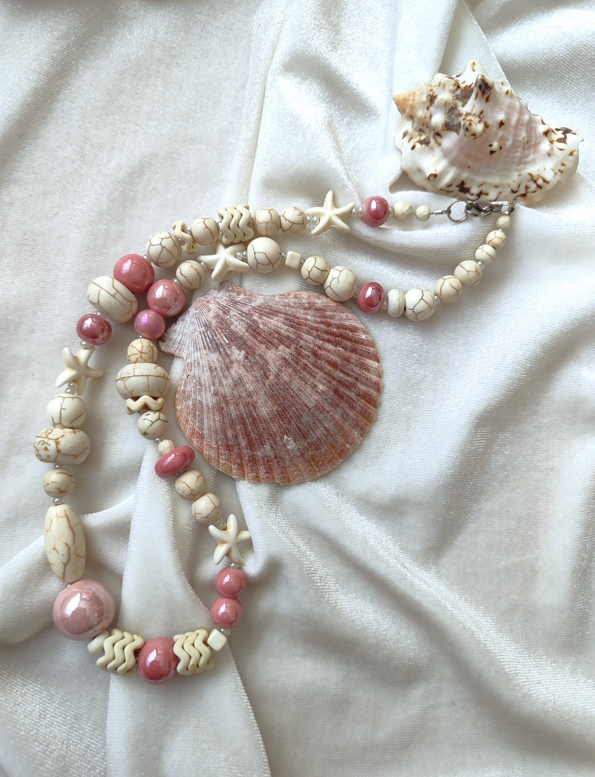 Rožinės keramikos ir hovlito vėrinys - Image 2