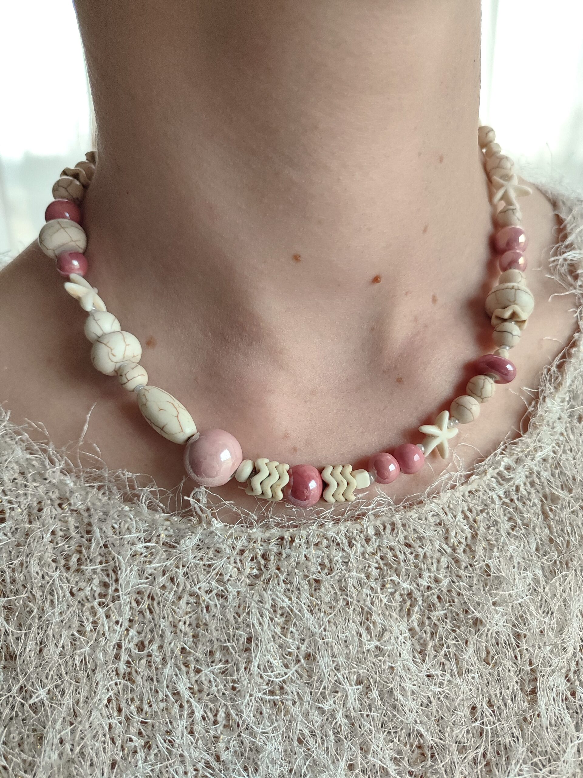 Rožinės keramikos ir hovlito vėrinys