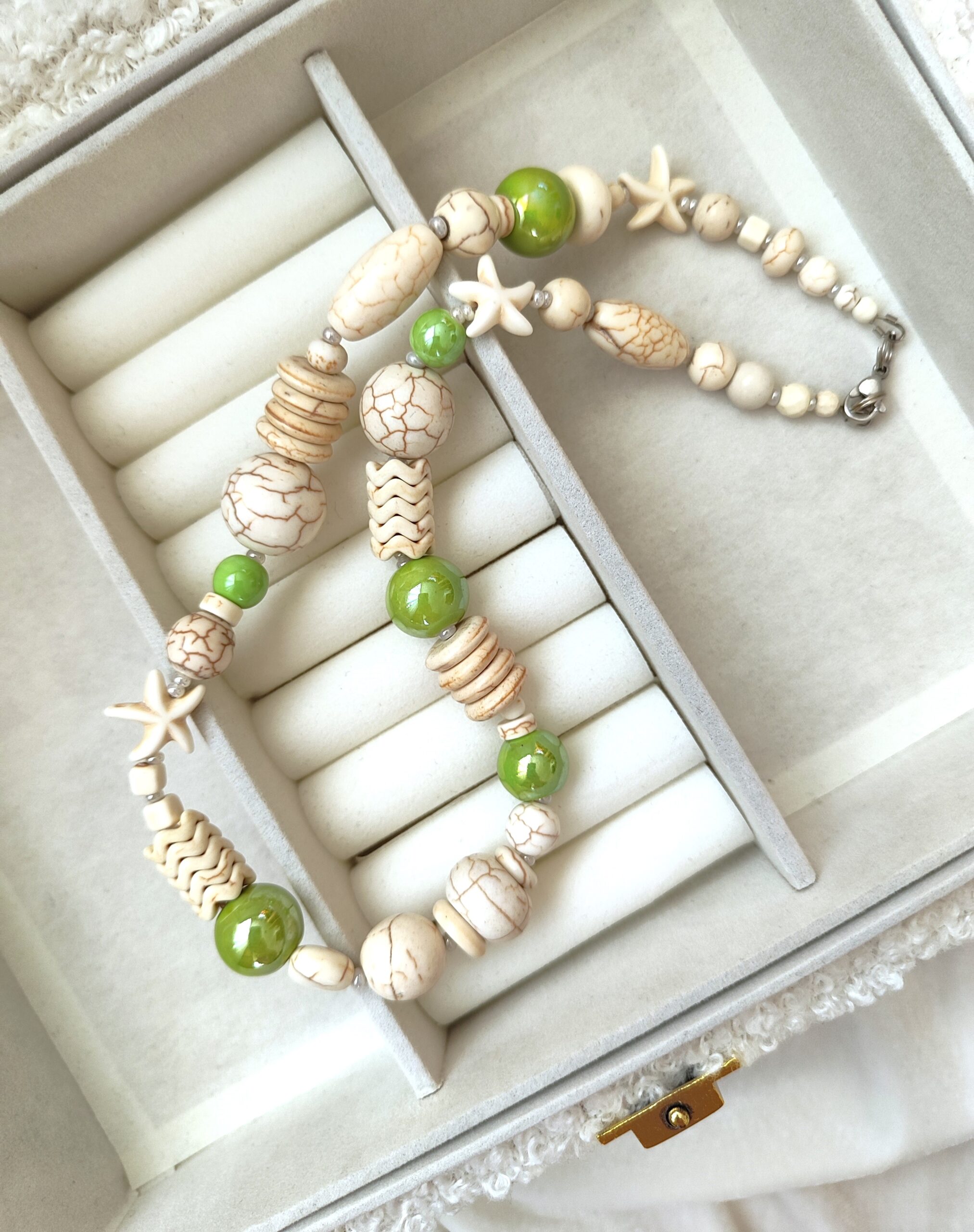 Žalsvos keramikos ir hovlito vėrinys