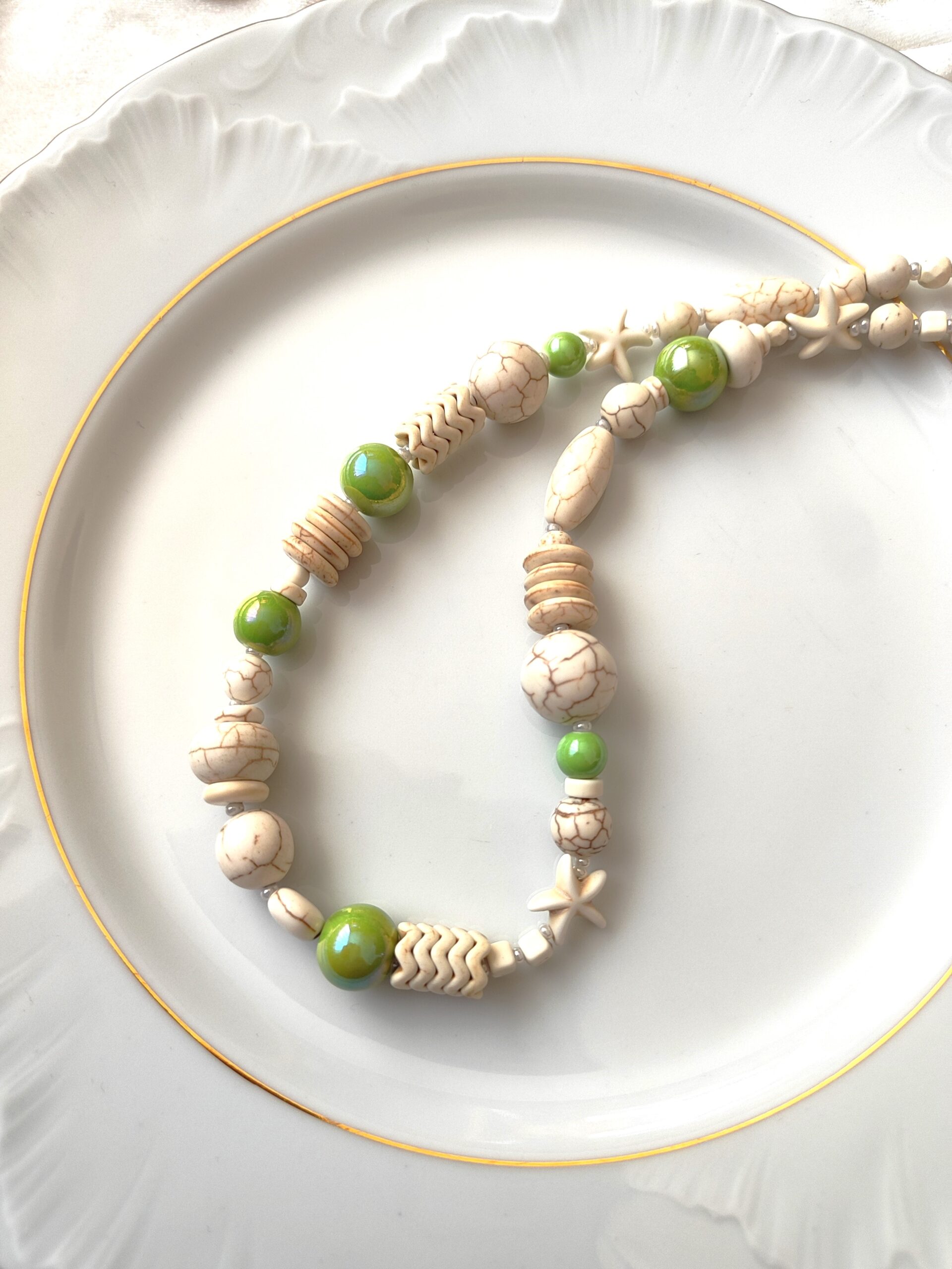 Žalsvos keramikos ir hovlito vėrinys - Image 3