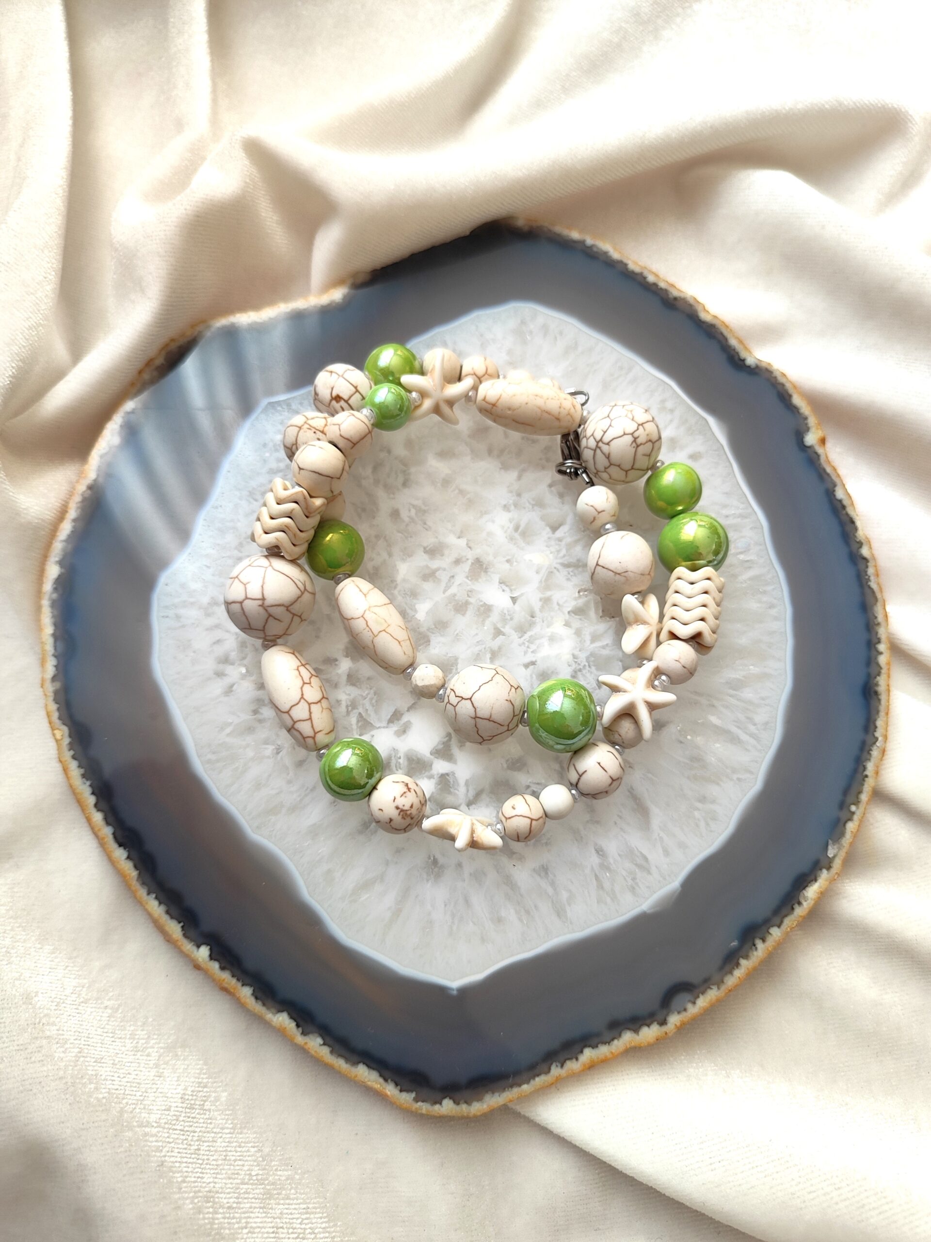 Žalsvos keramikos ir hovlito vėrinys - Image 2