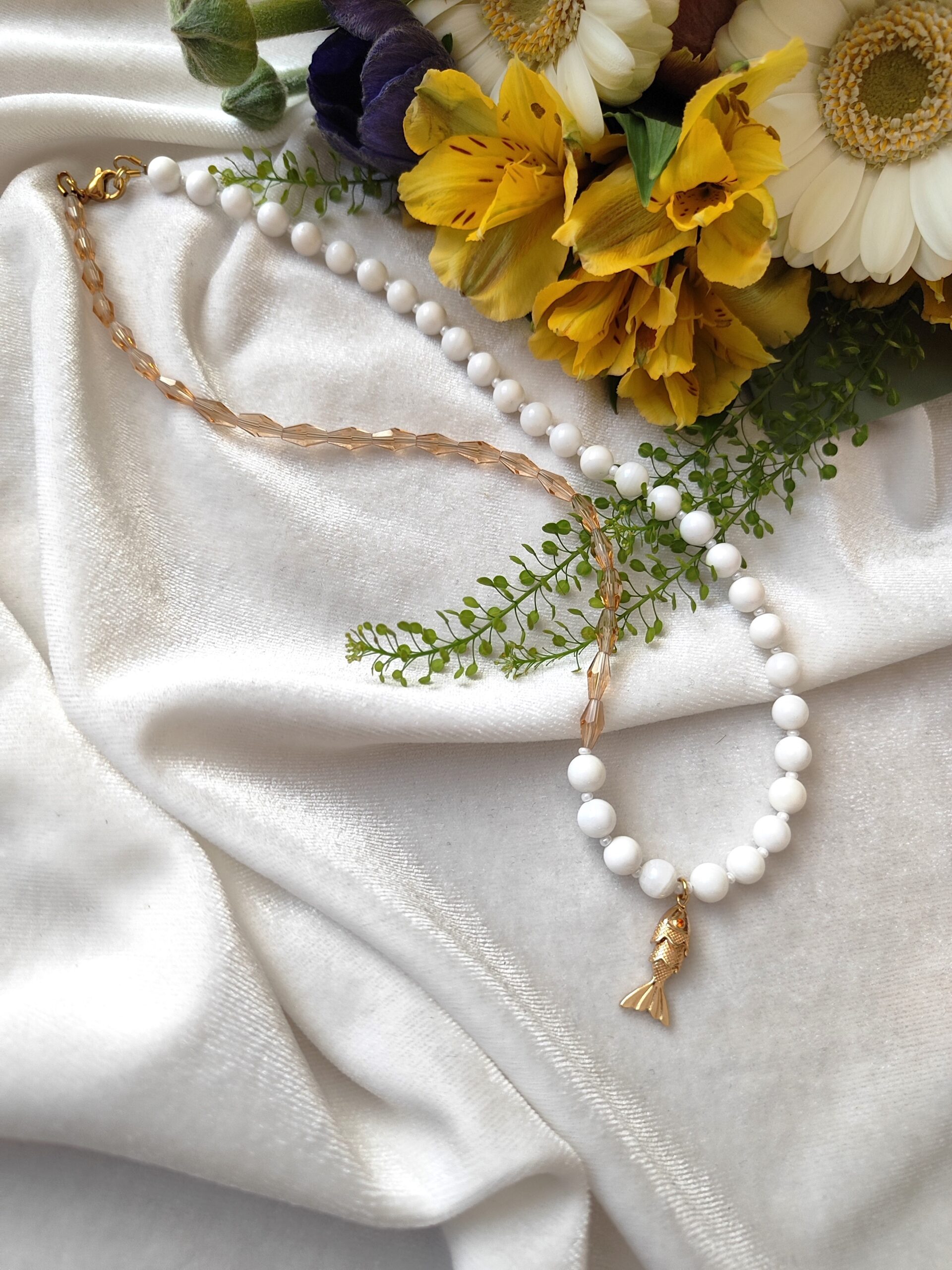 Vasariškas stiklo ir kriauklės vėrinys