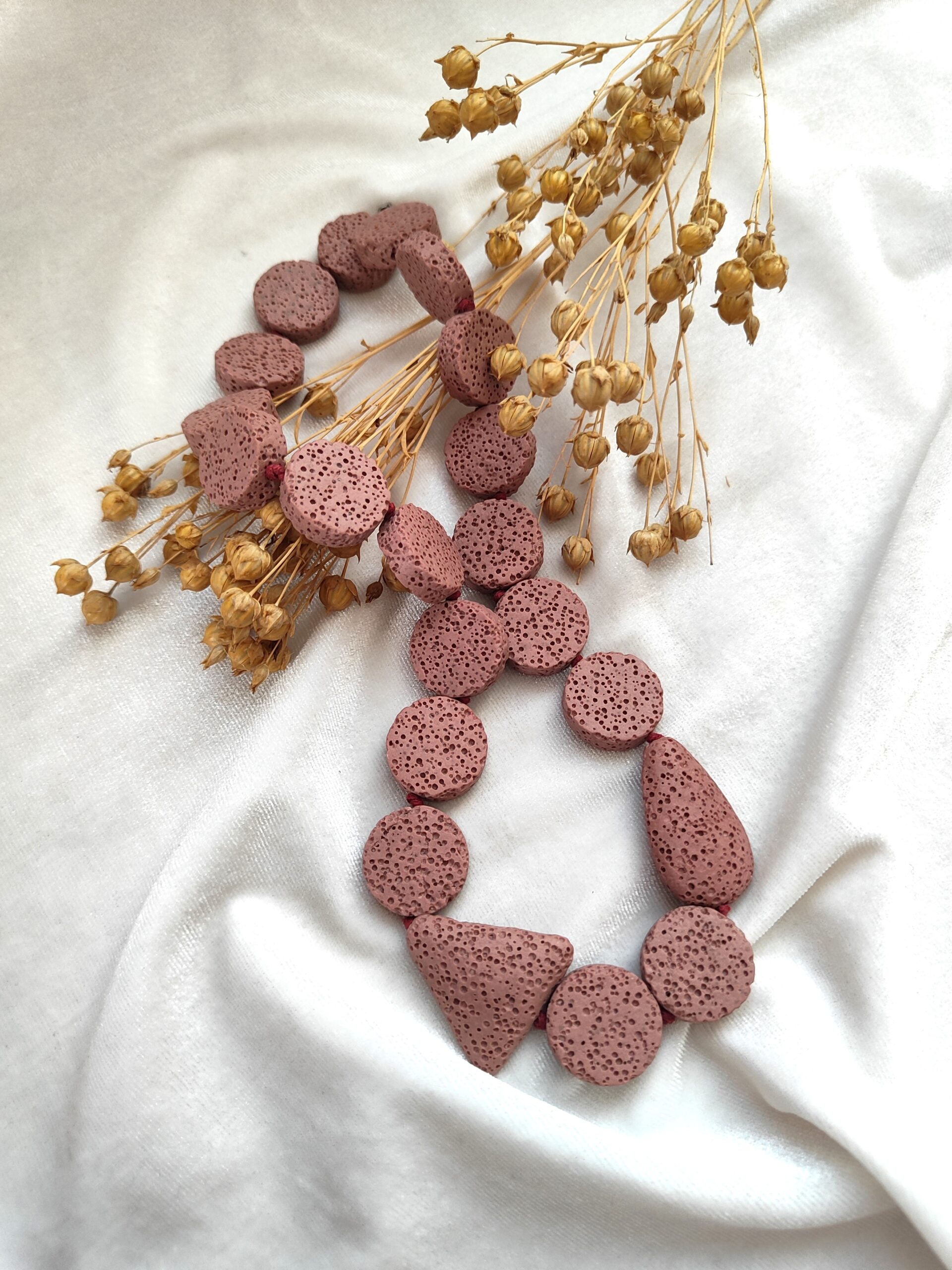 Rožinės spalvos lavos vėrinys