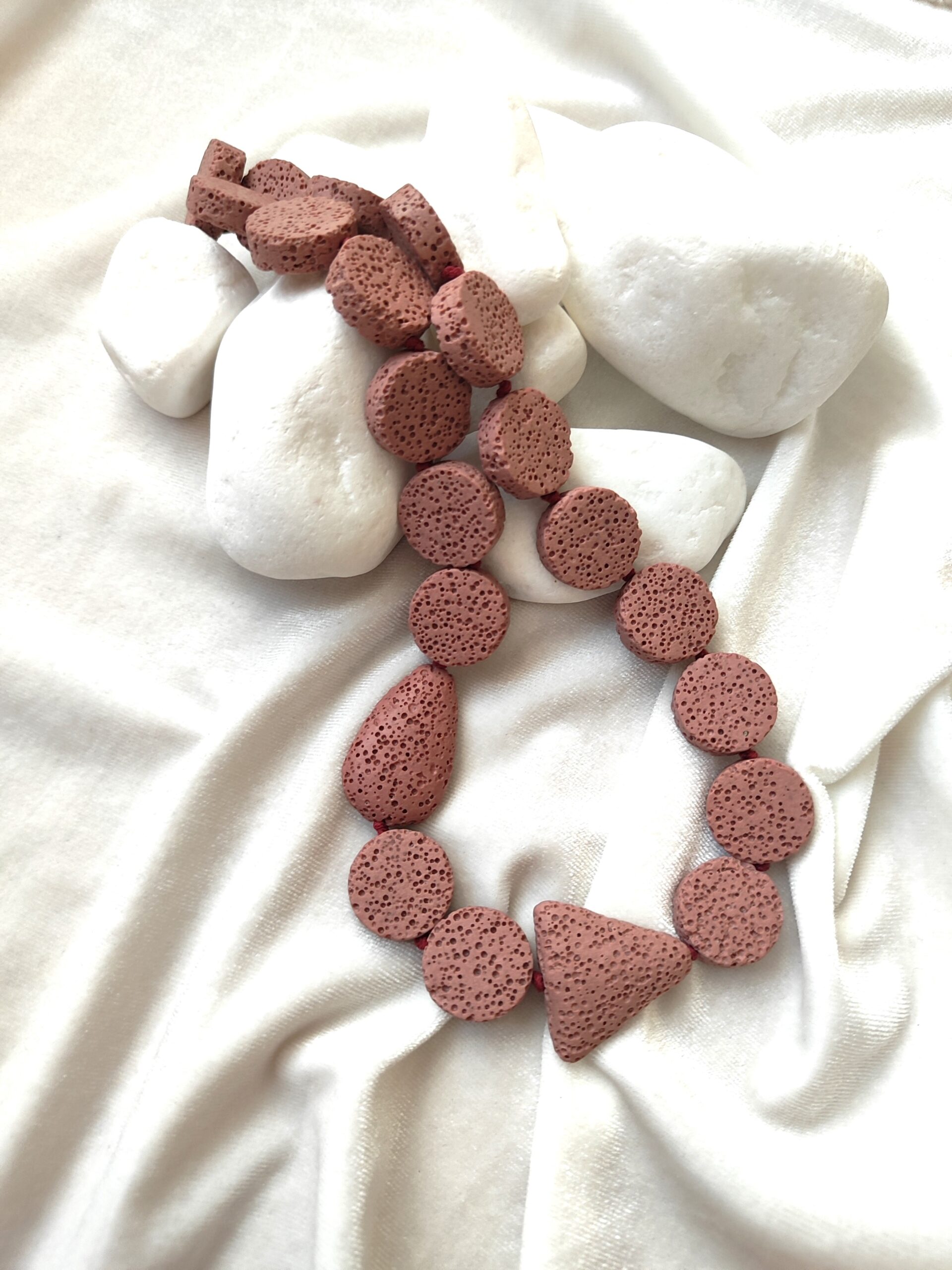 Rožinės spalvos lavos vėrinys