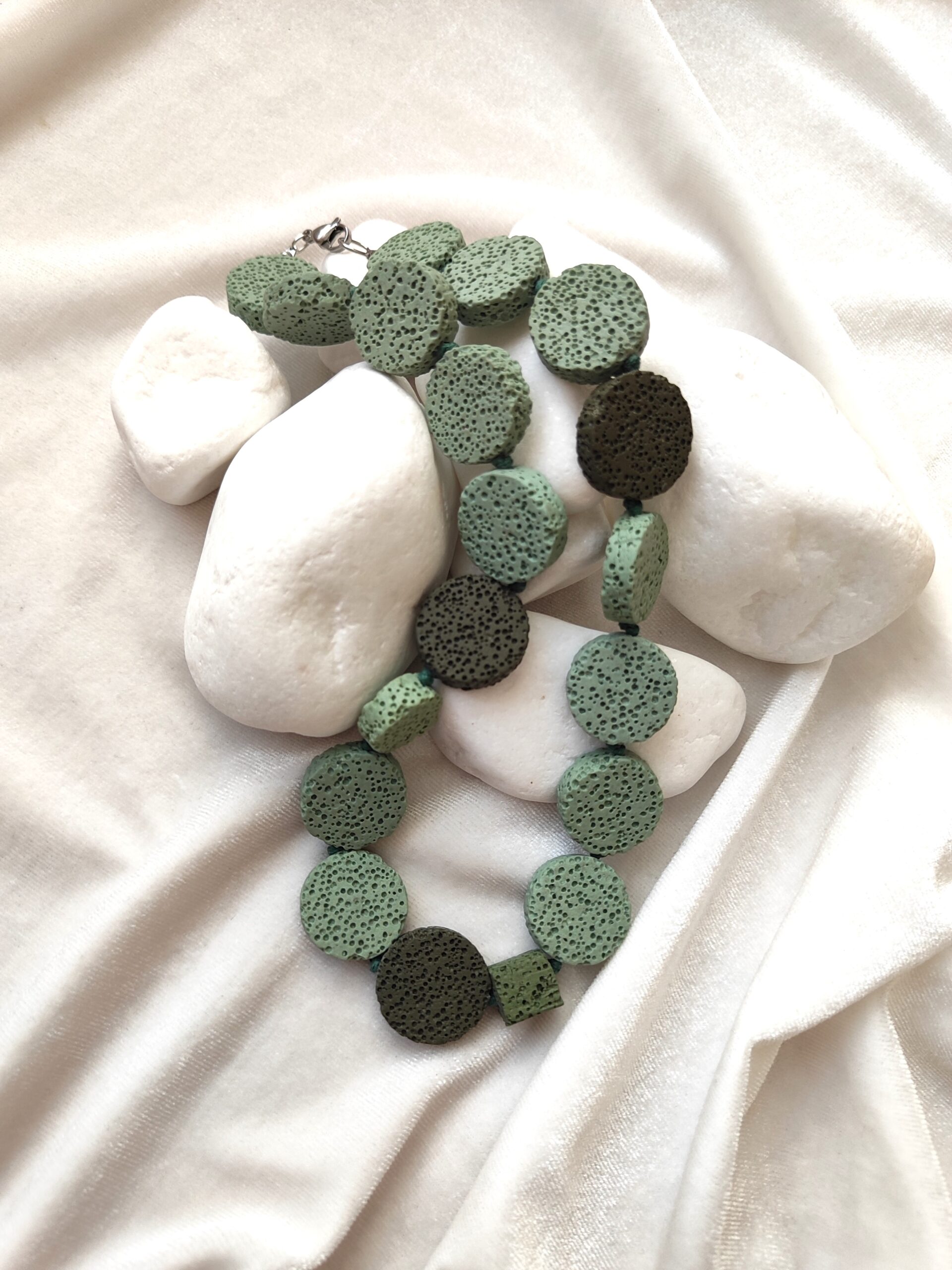 Žalsvos spalvos lavos vėrinys