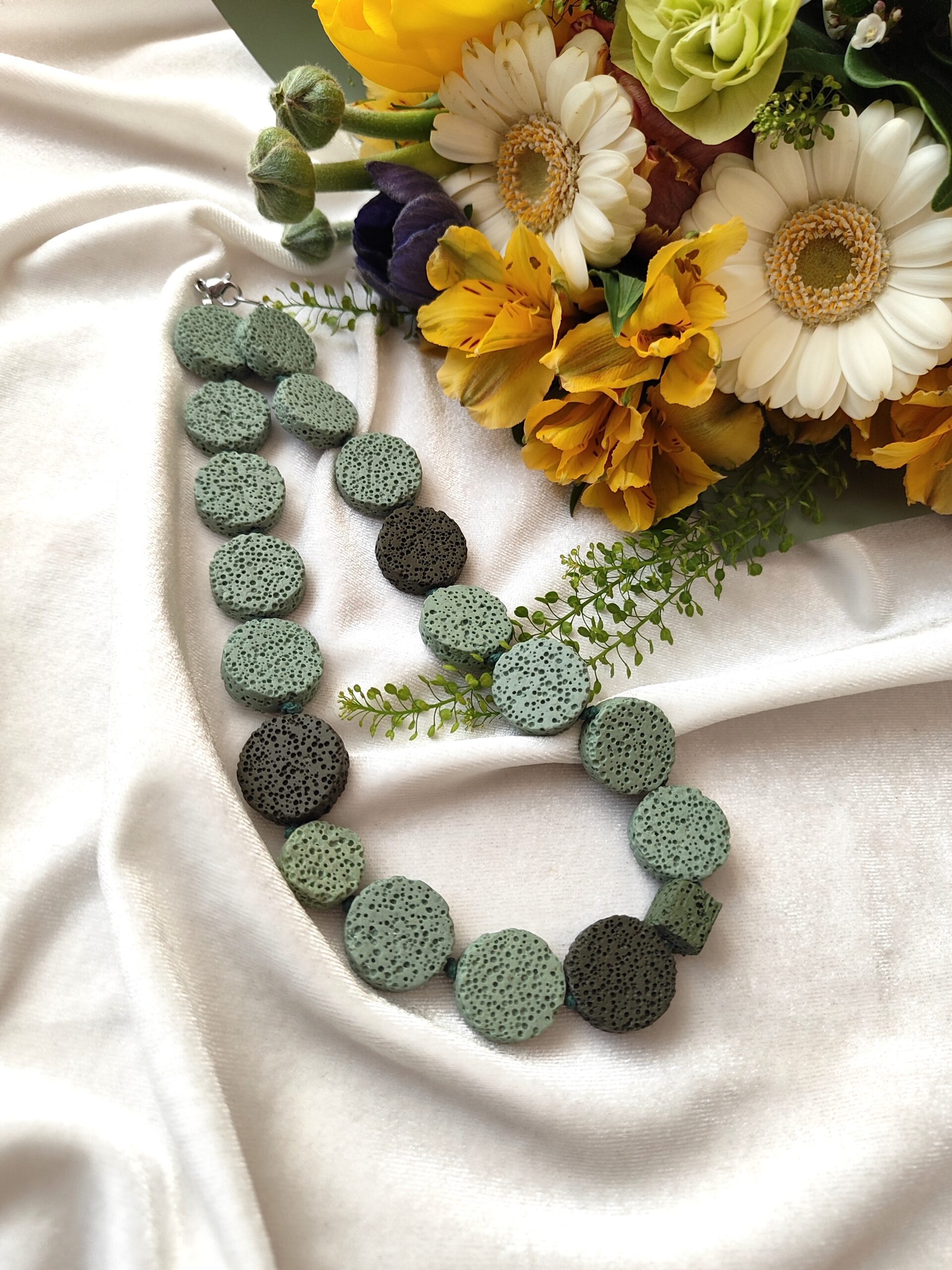 Žalsvos spalvos lavos vėrinys