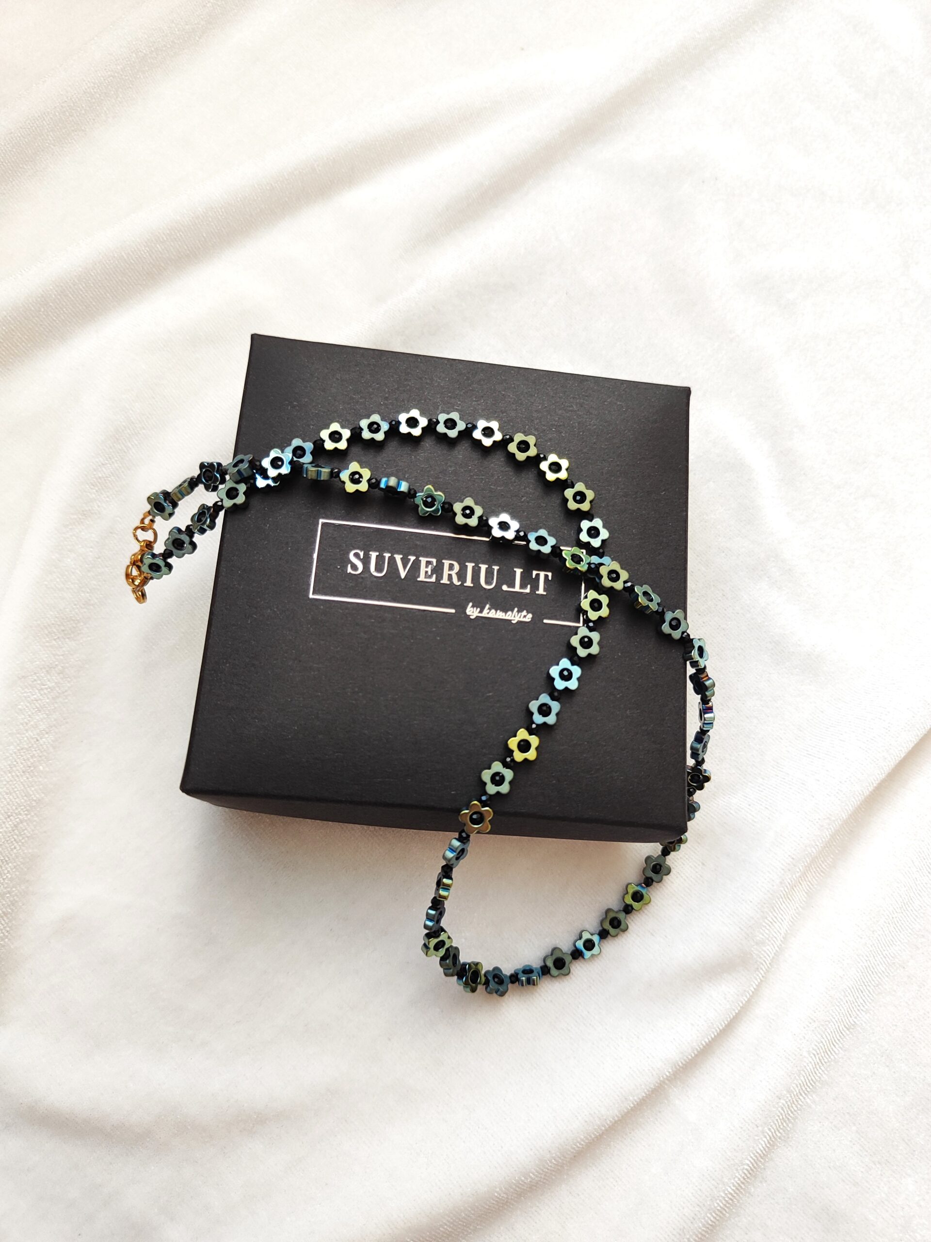 Žalsvų gėlyčių vėrinys