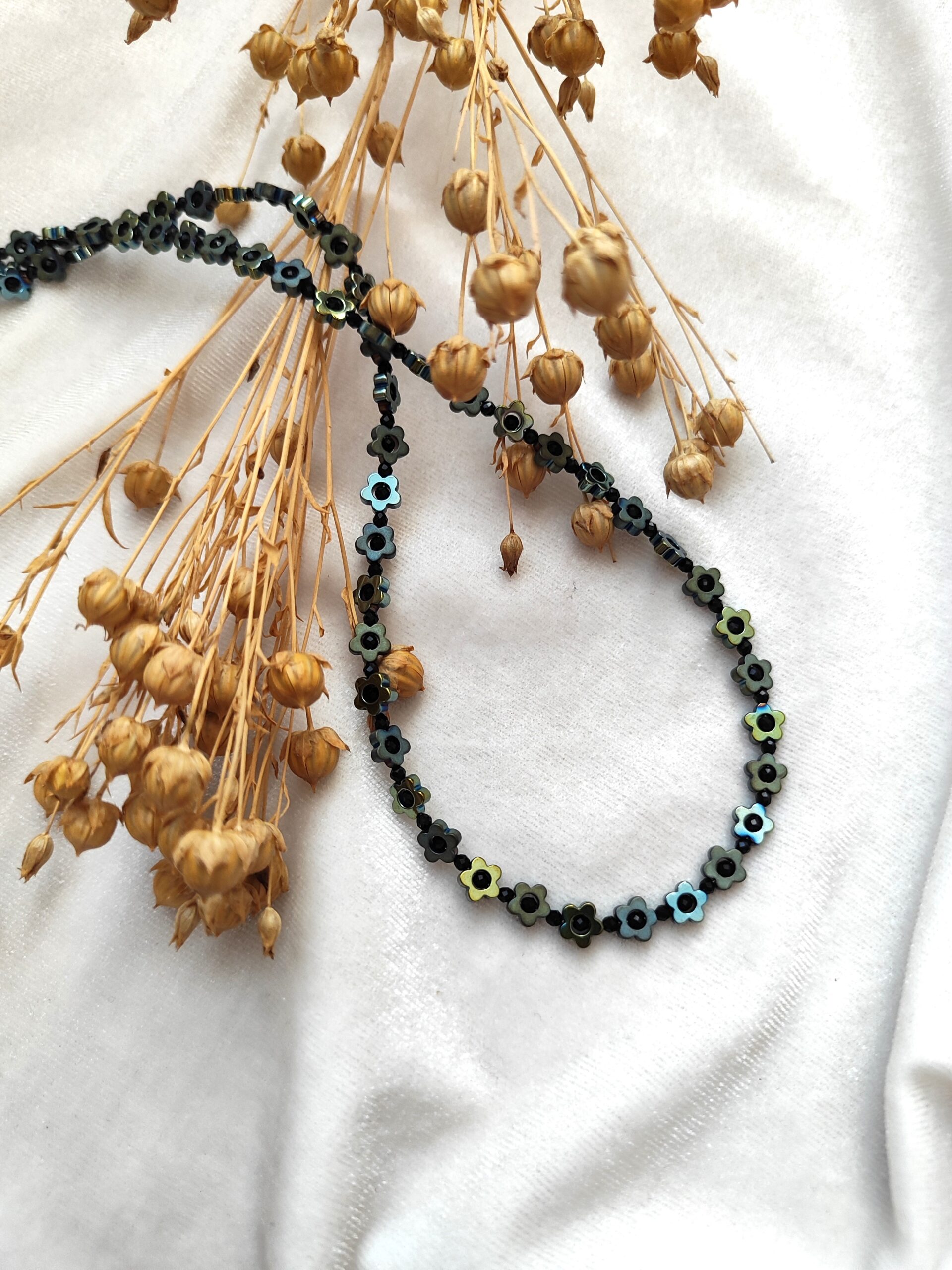 Žalsvų gėlyčių vėrinys