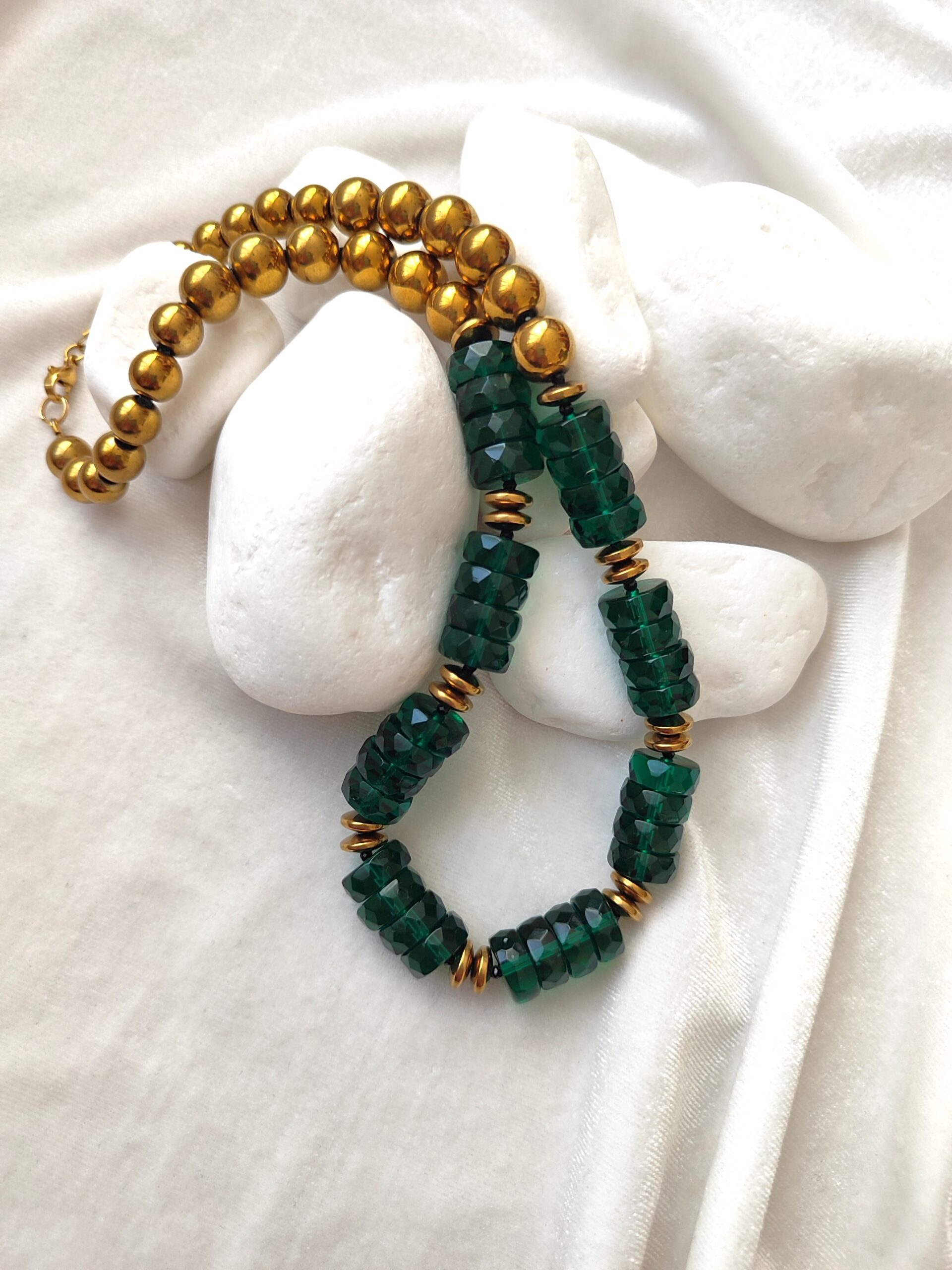 Smaragdo ir aukso spalvos vėrinys