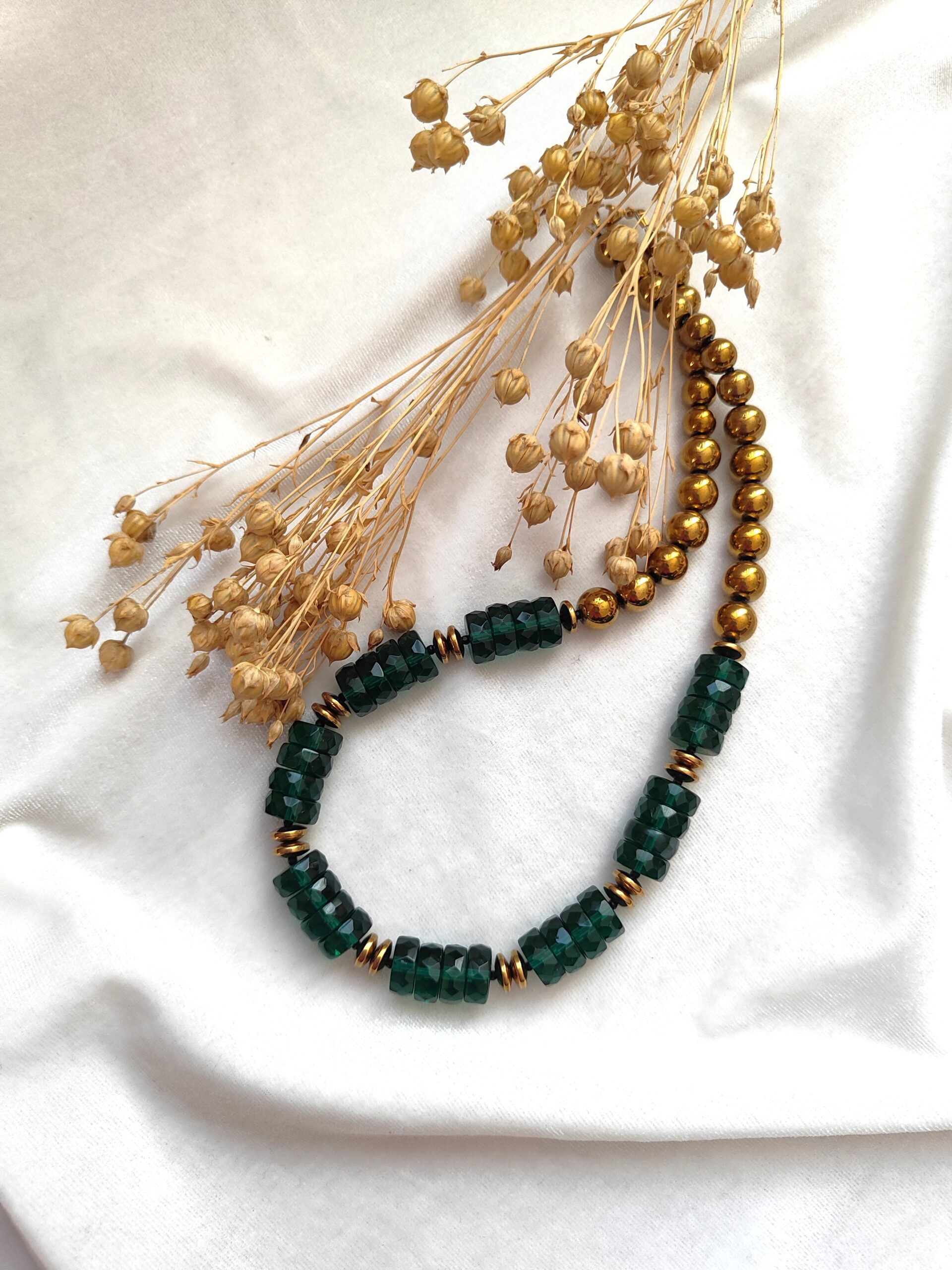 Smaragdo ir aukso spalvos vėrinys