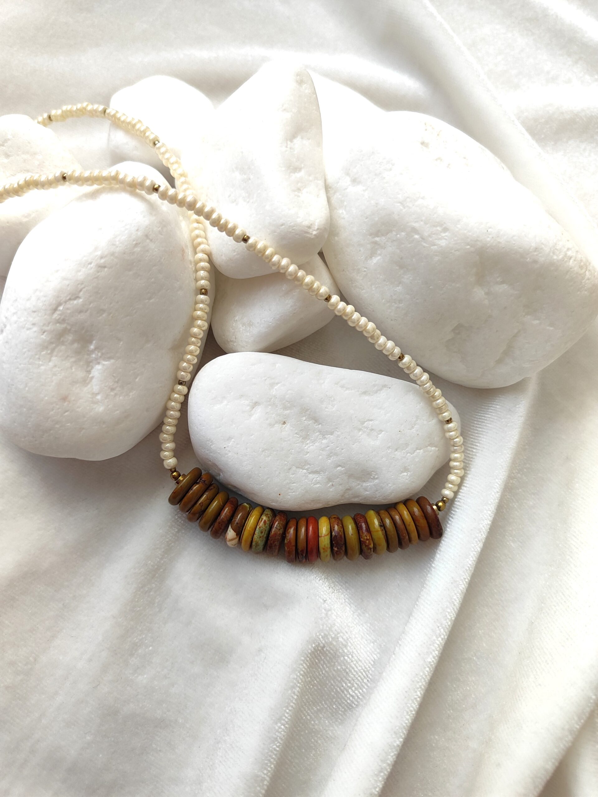 Jaspio ir čekiško stiklo vėrinys