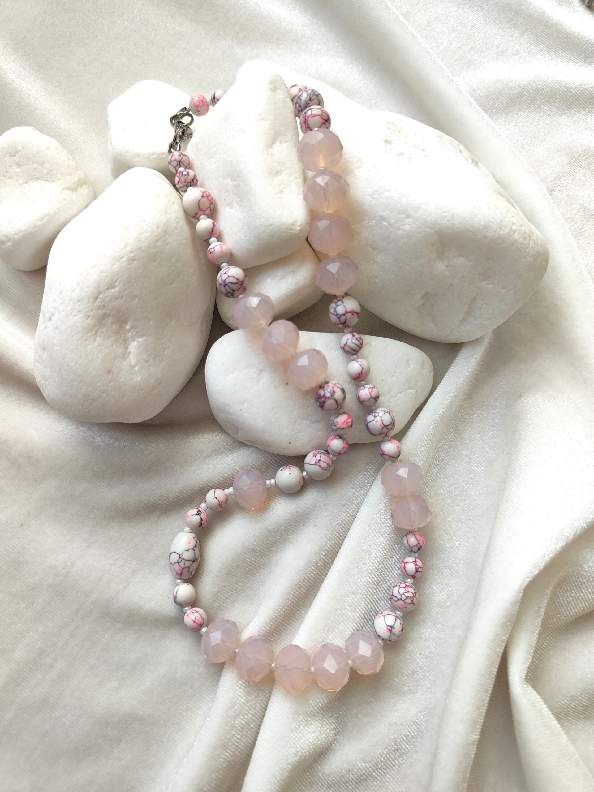 Rožinis hovlito ir stiklo vėrinys