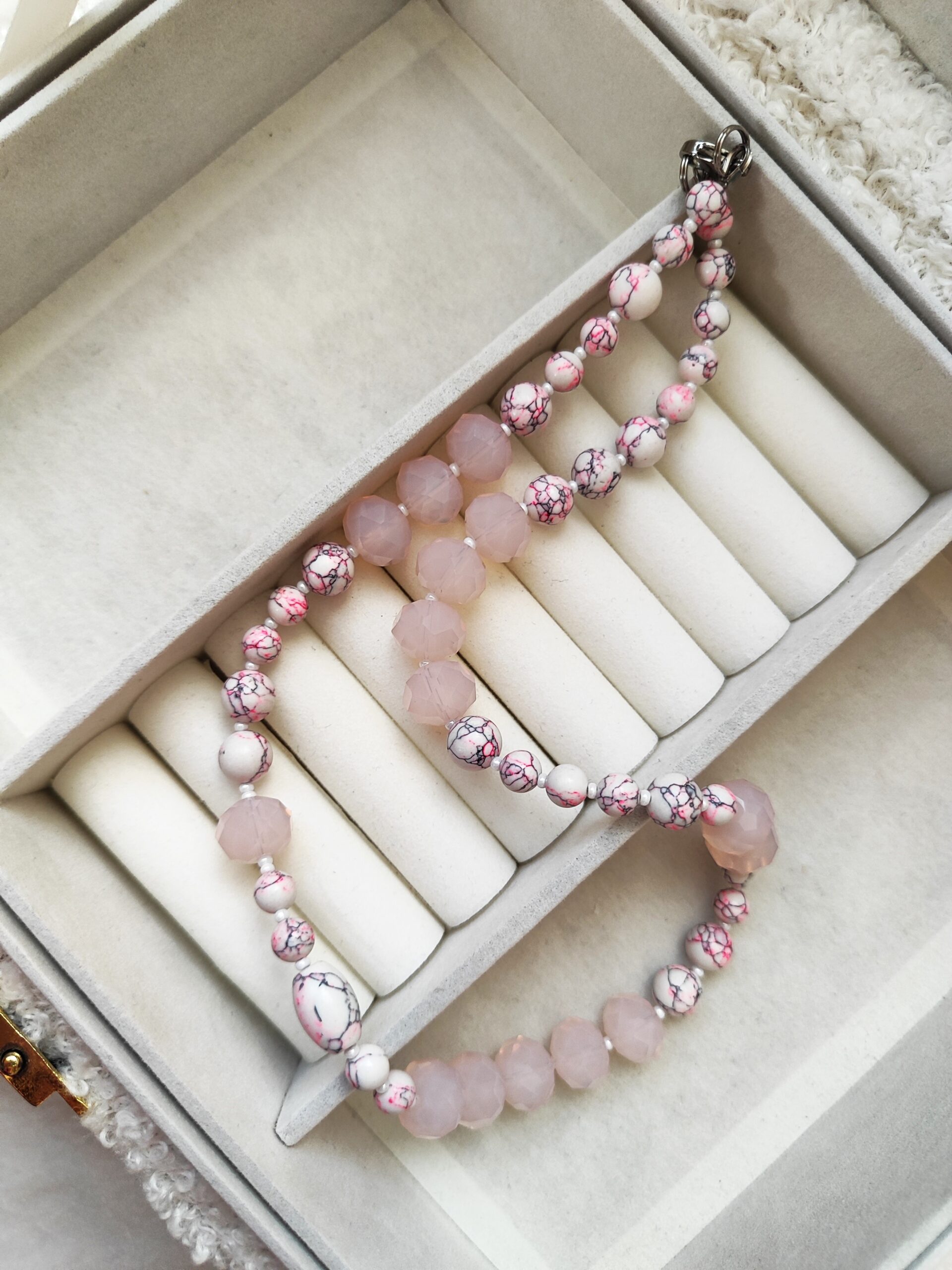 Rožinis hovlito ir stiklo vėrinys