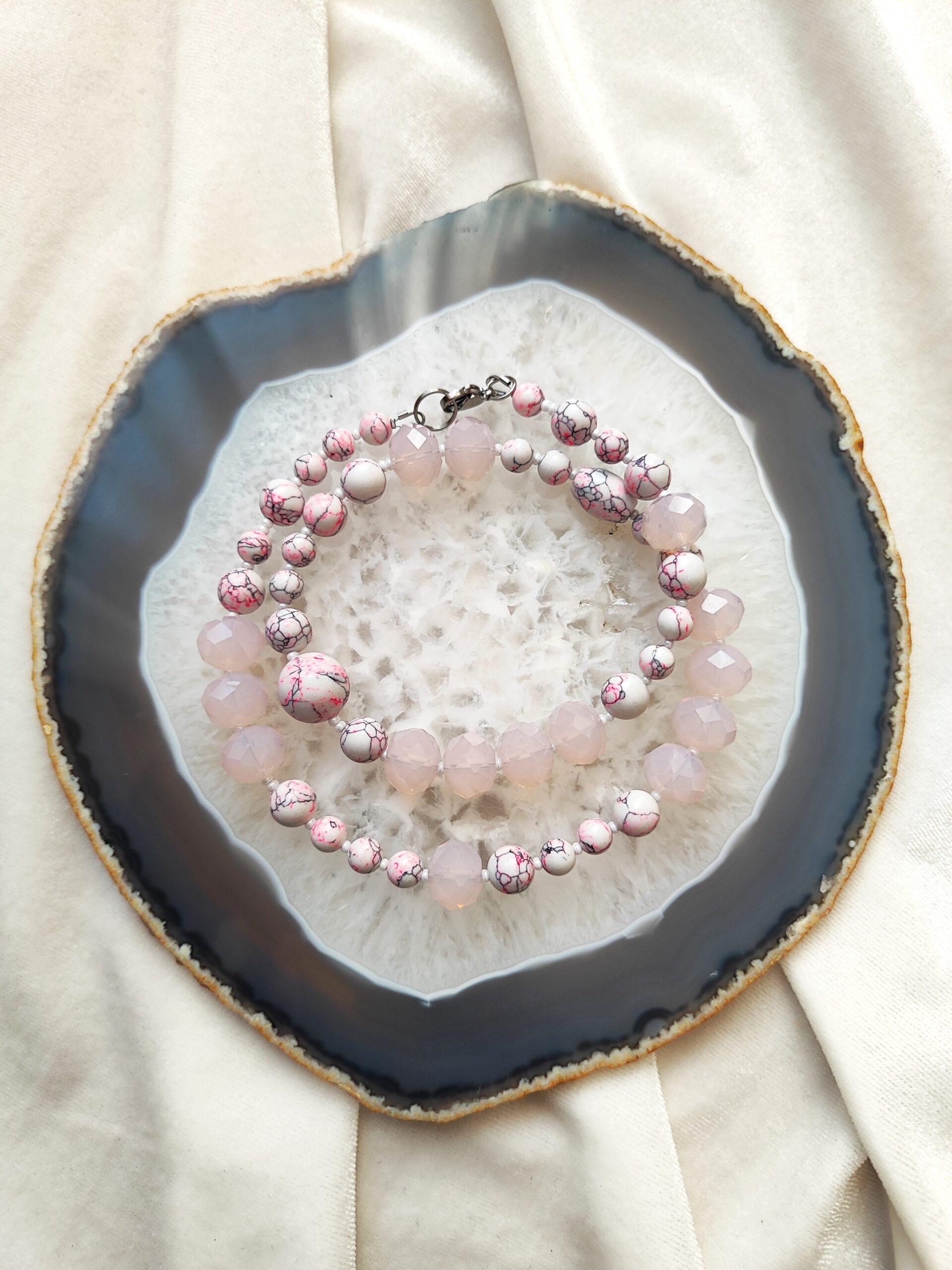 Rožinės spalvos vėrinys