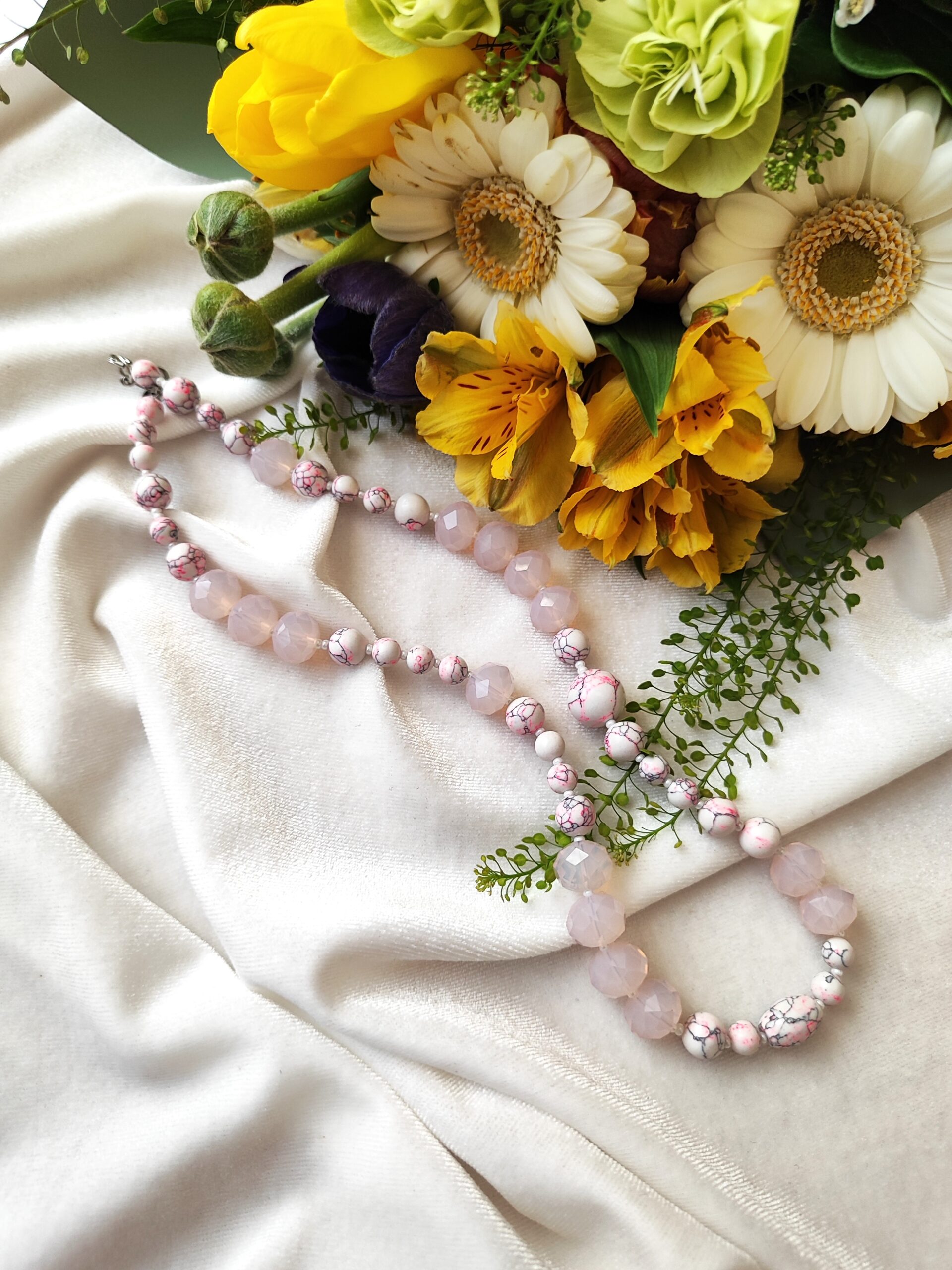 Rožinės spalvos vėrinys