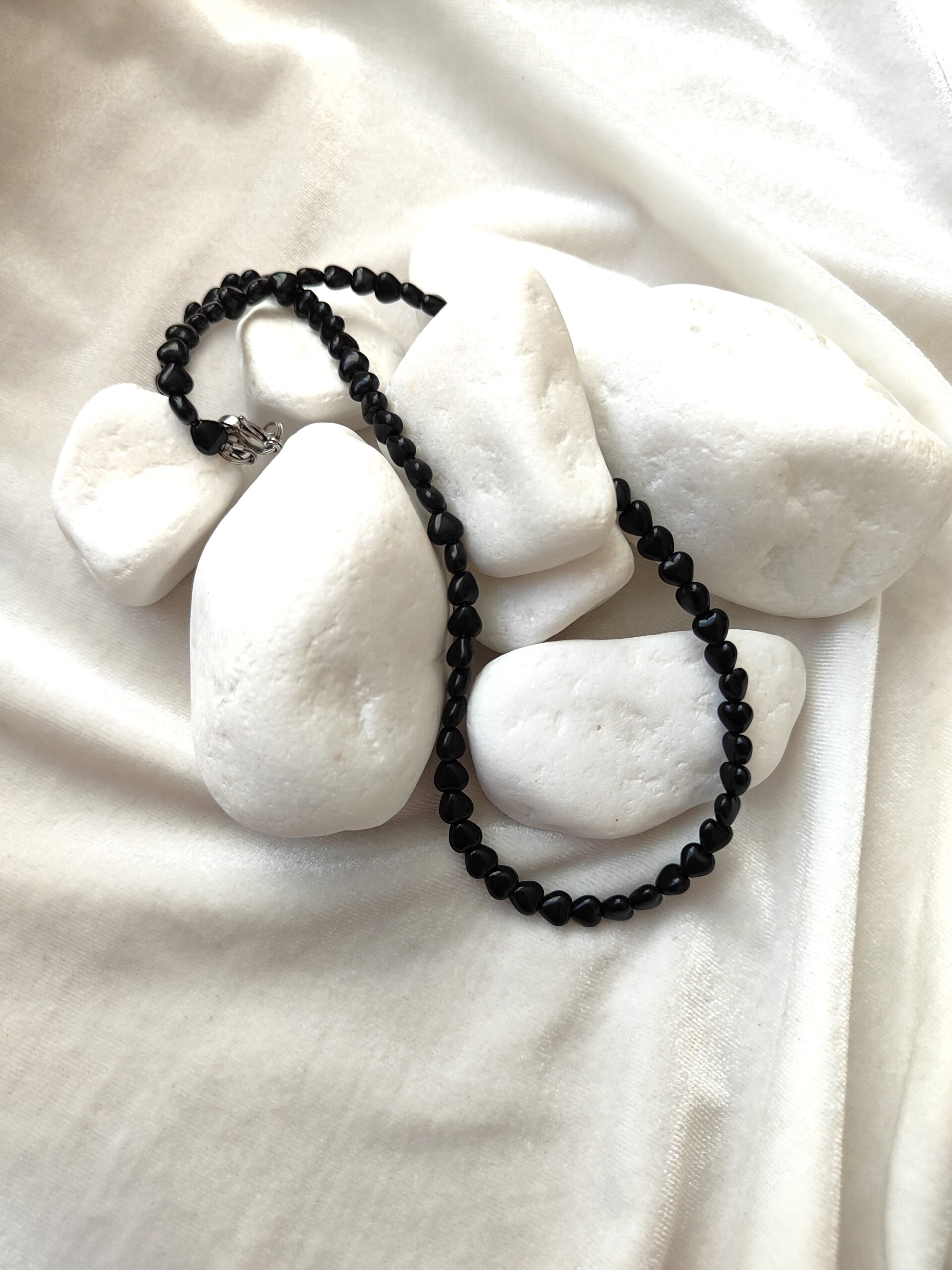 Juodų širdelių vėrinys