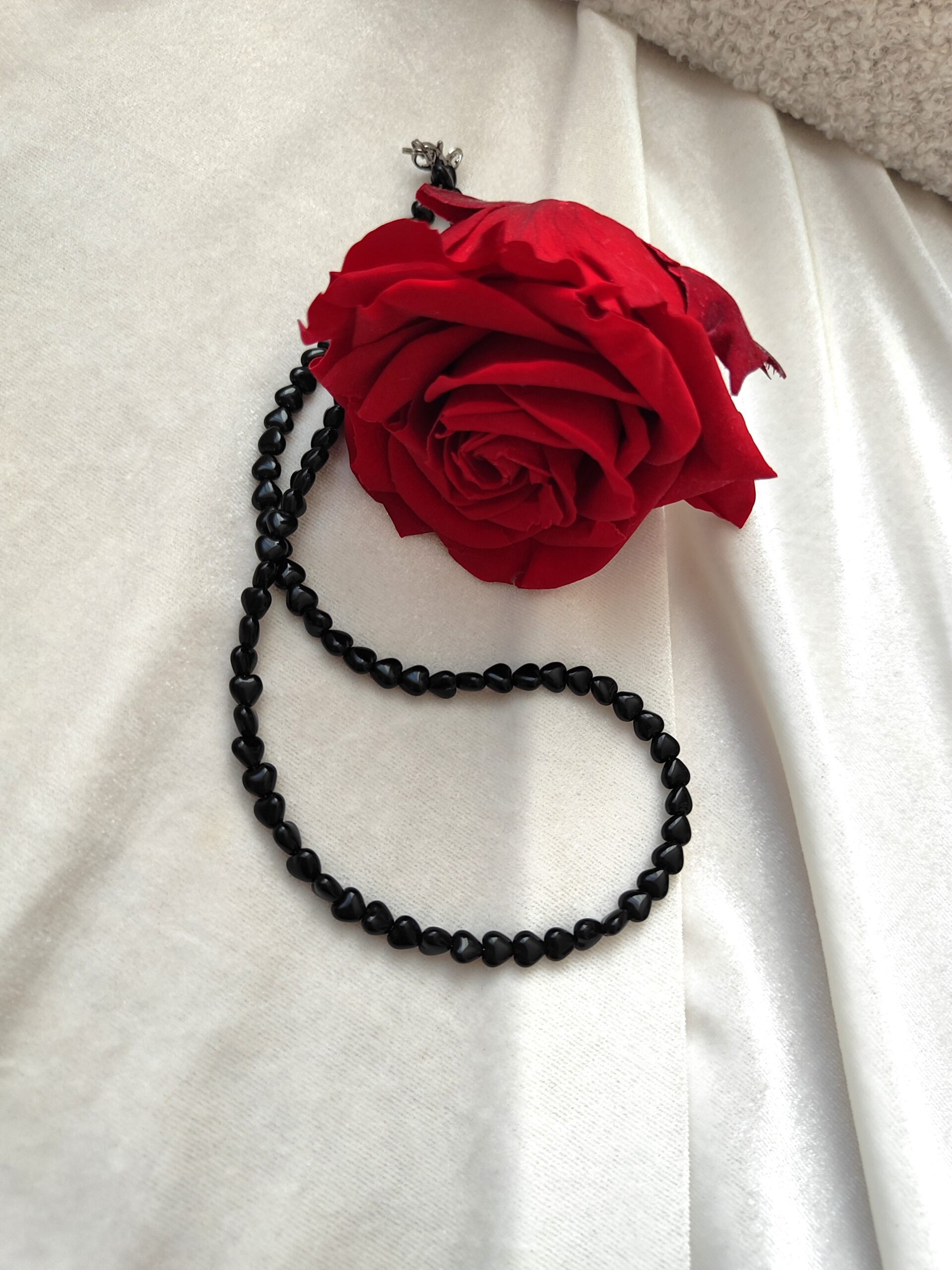 Juodų širdelių vėrinys