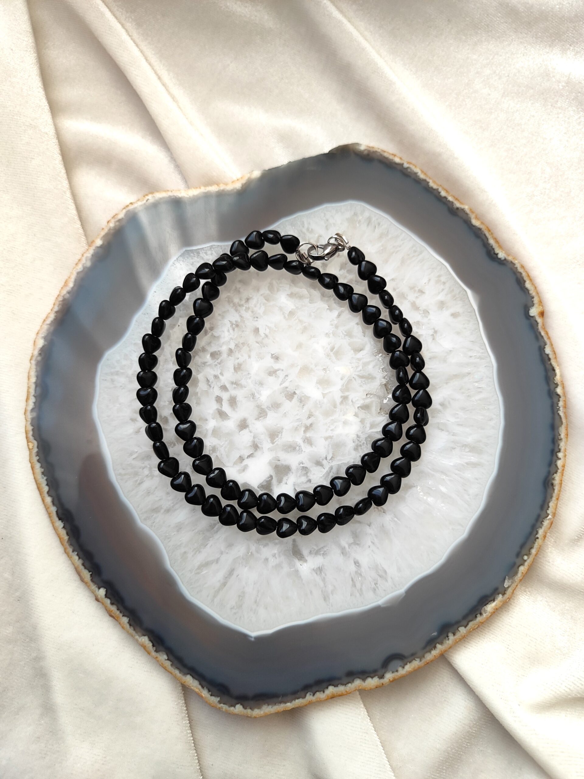 Juodų širdelių vėrinys