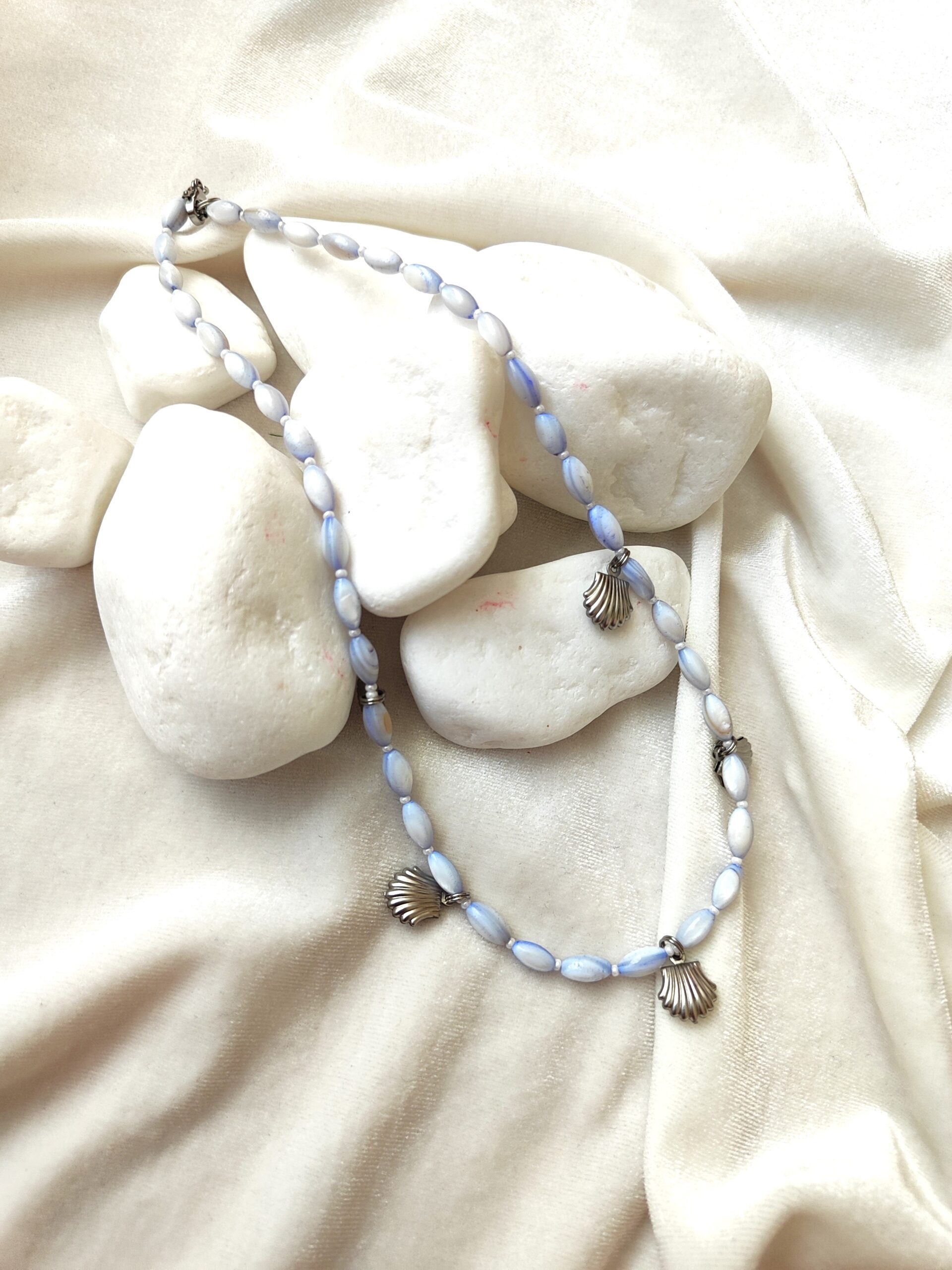 Pastelinės melsvos spalvos kriauklės vėrinys