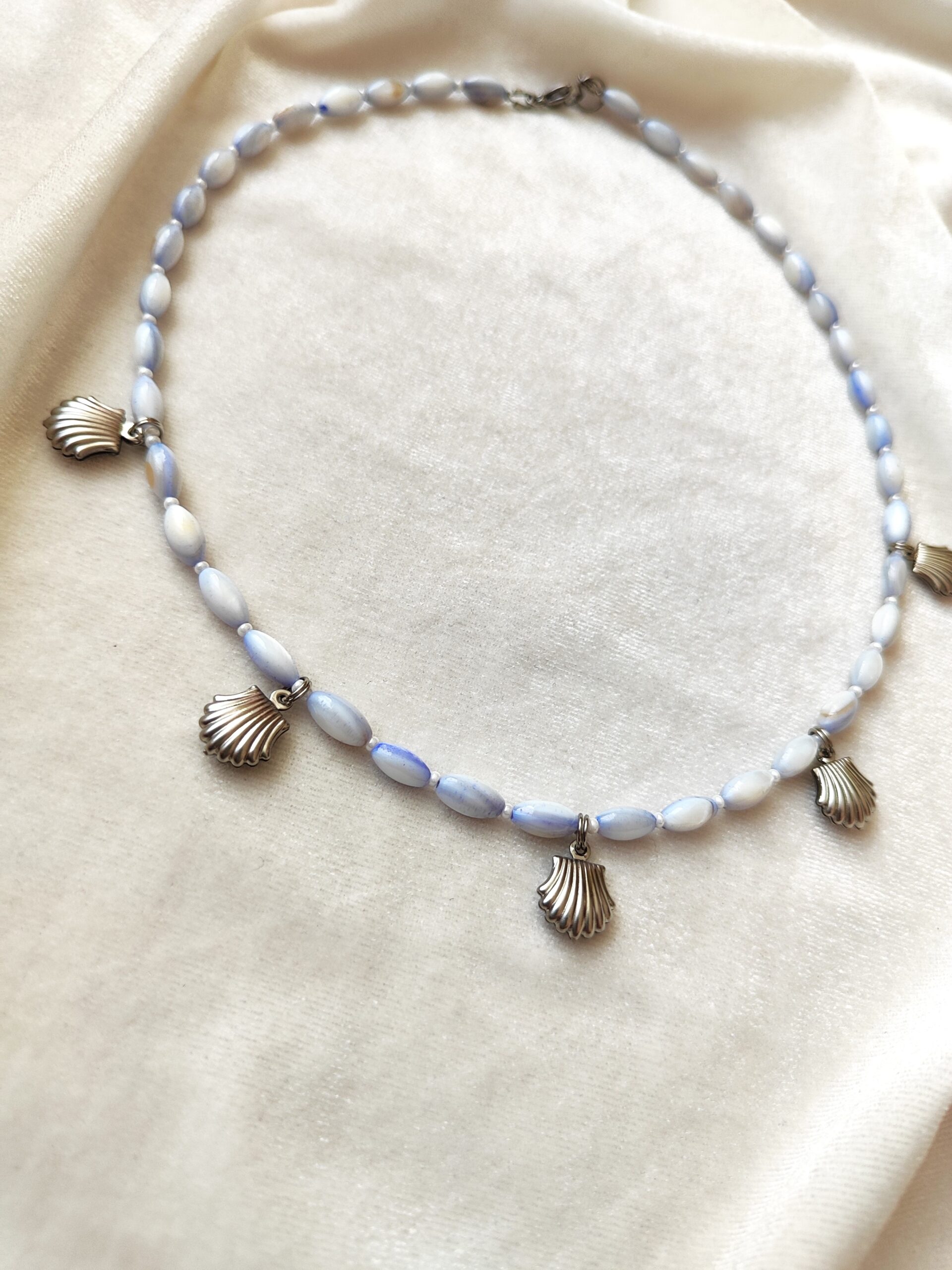 Pastelinės melsvos spalvos kriauklės vėrinys