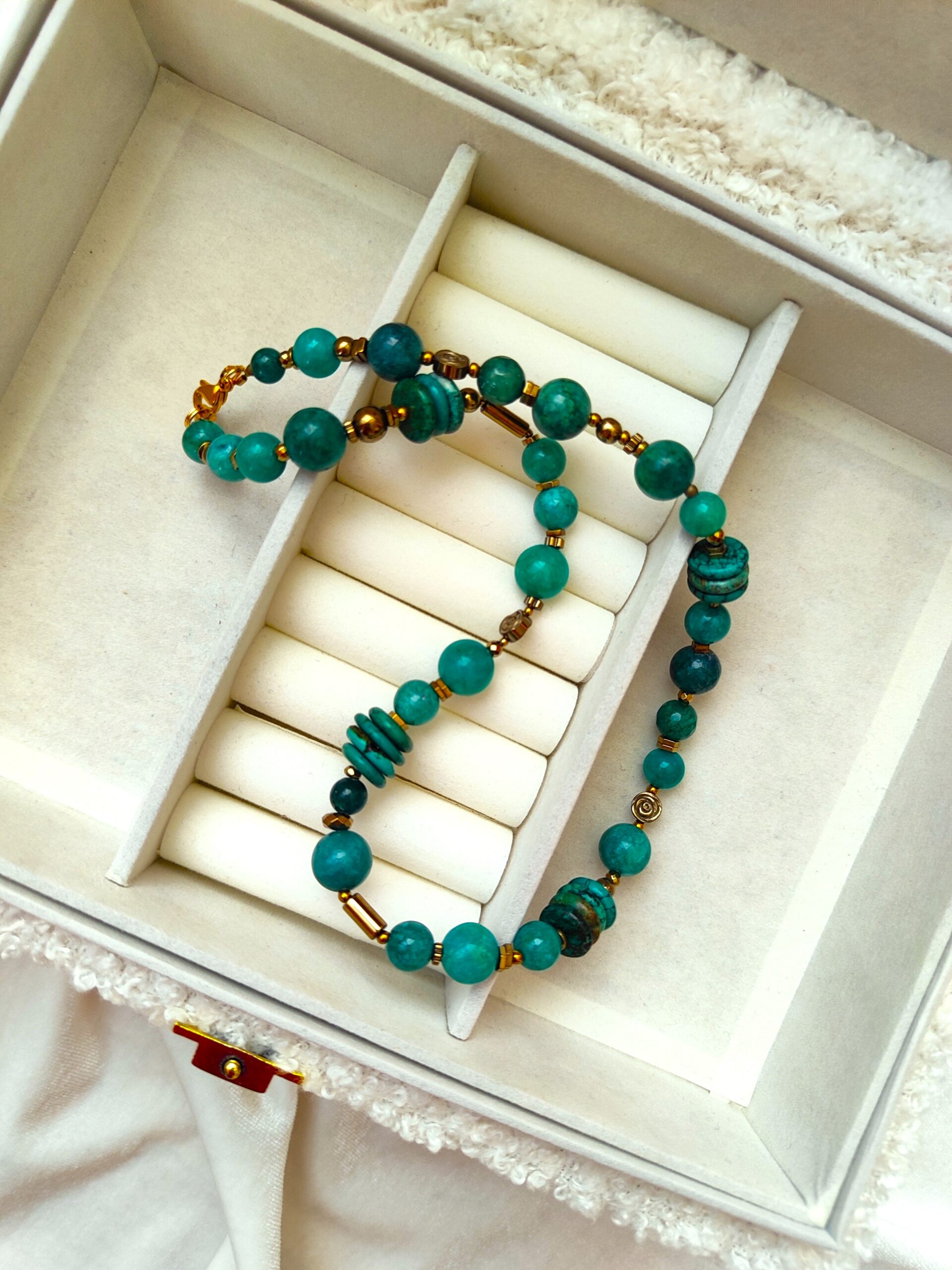 Įvairių formų elektrinės spalvos vėrinys