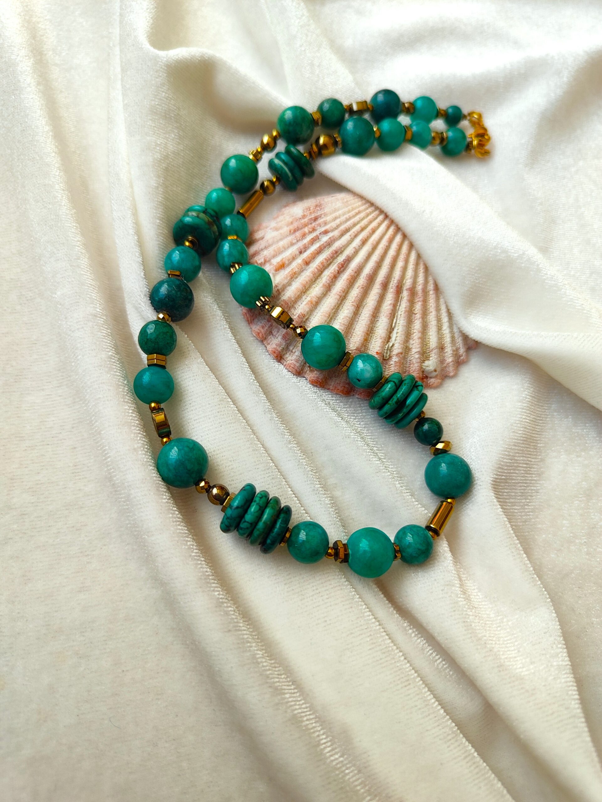 Įvairių formų elektrinės spalvos vėrinys