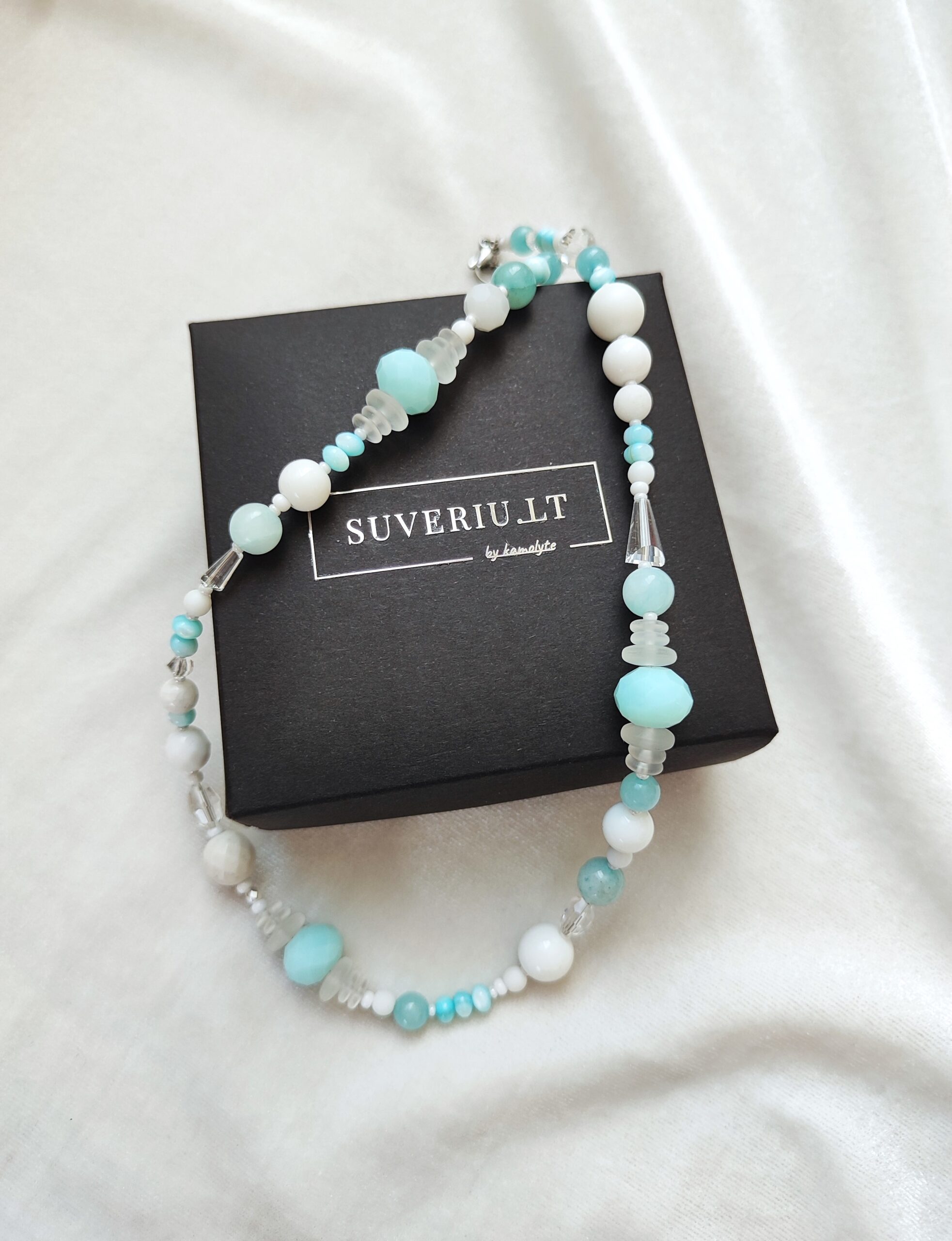 Įvairių akmenukų žydras-baltas vėrinys