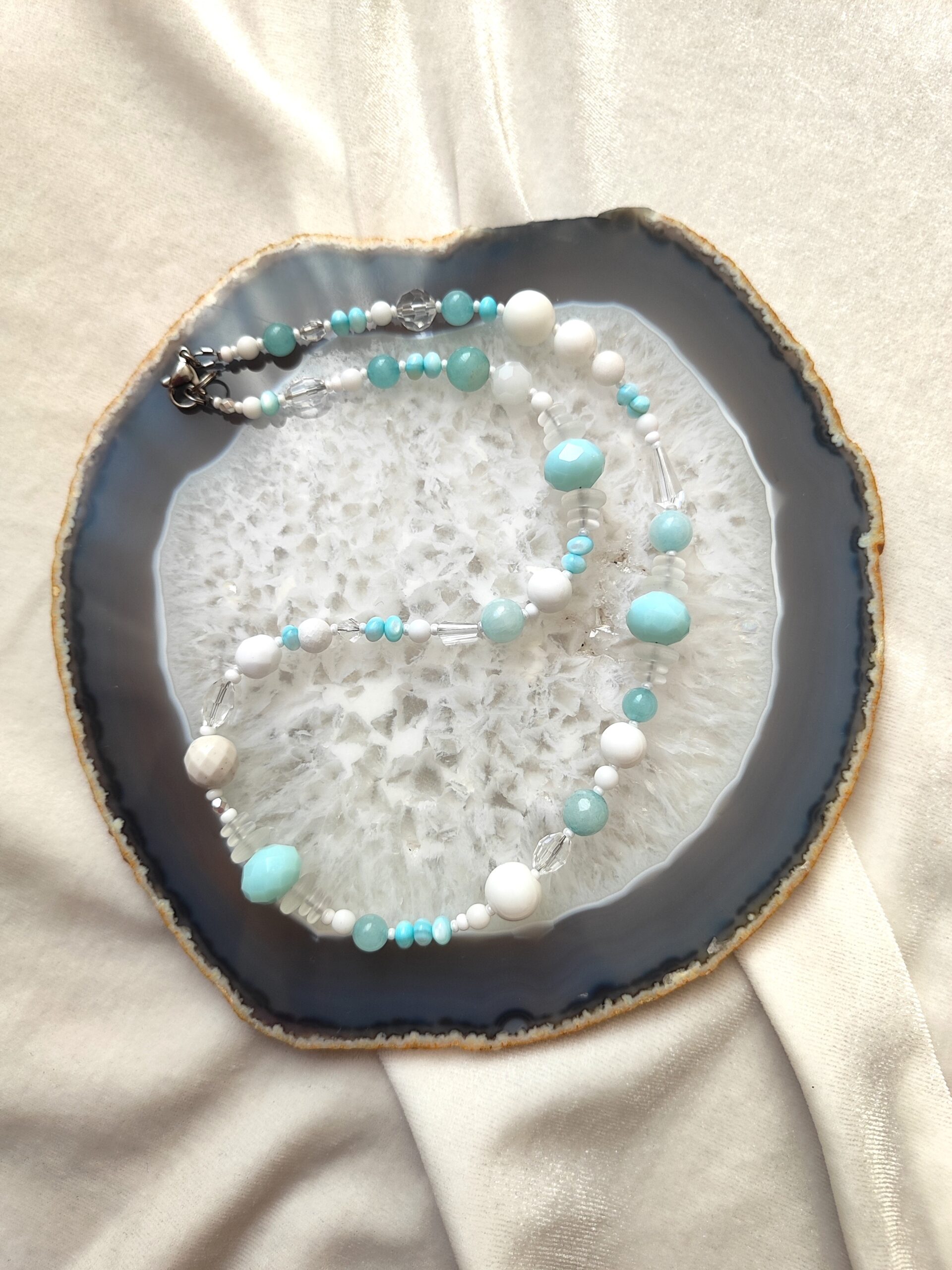 Įvairių akmenukų žydras-baltas vėrinys