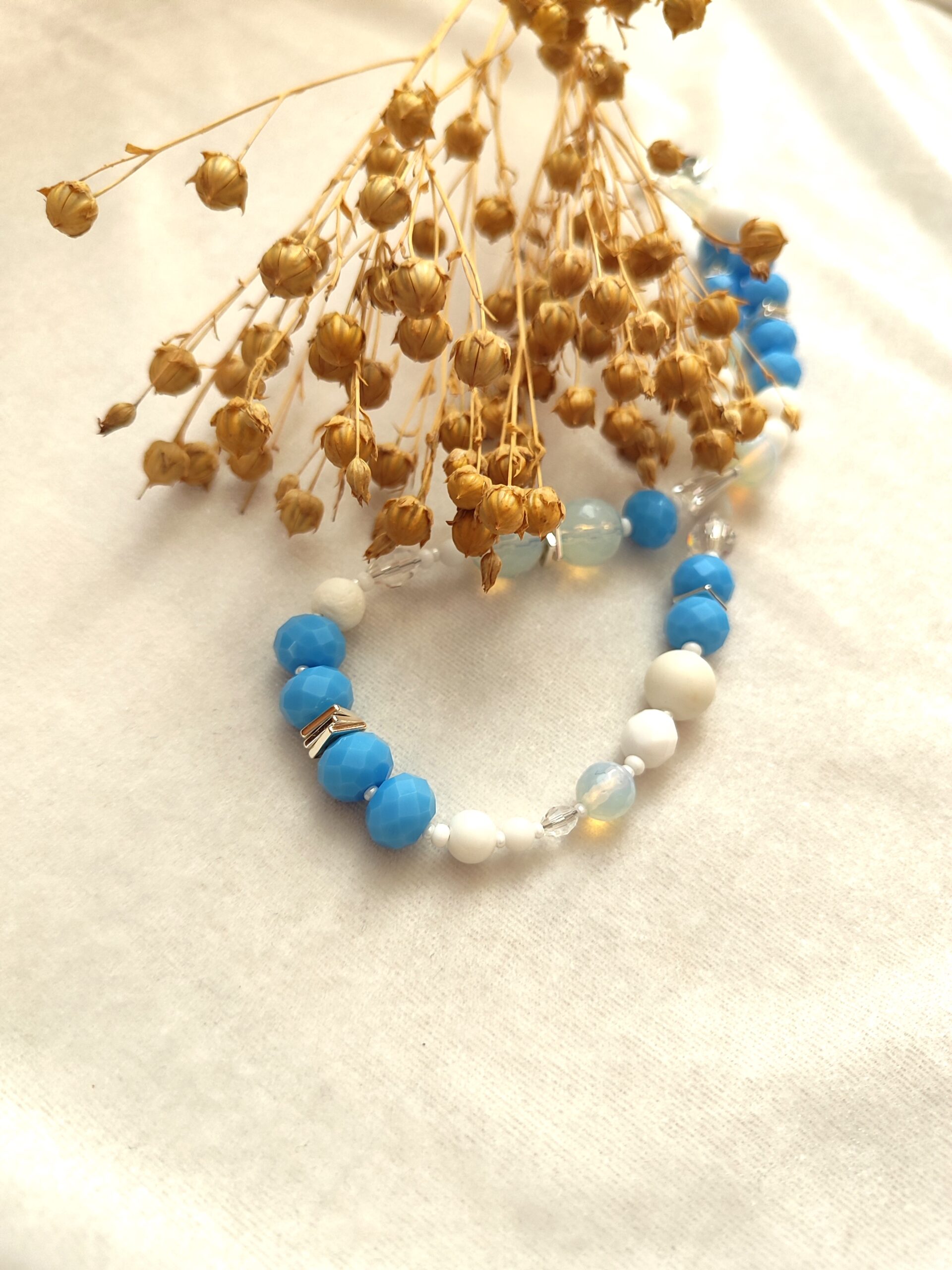 Melsvas, baltas vasariškas vėrinys