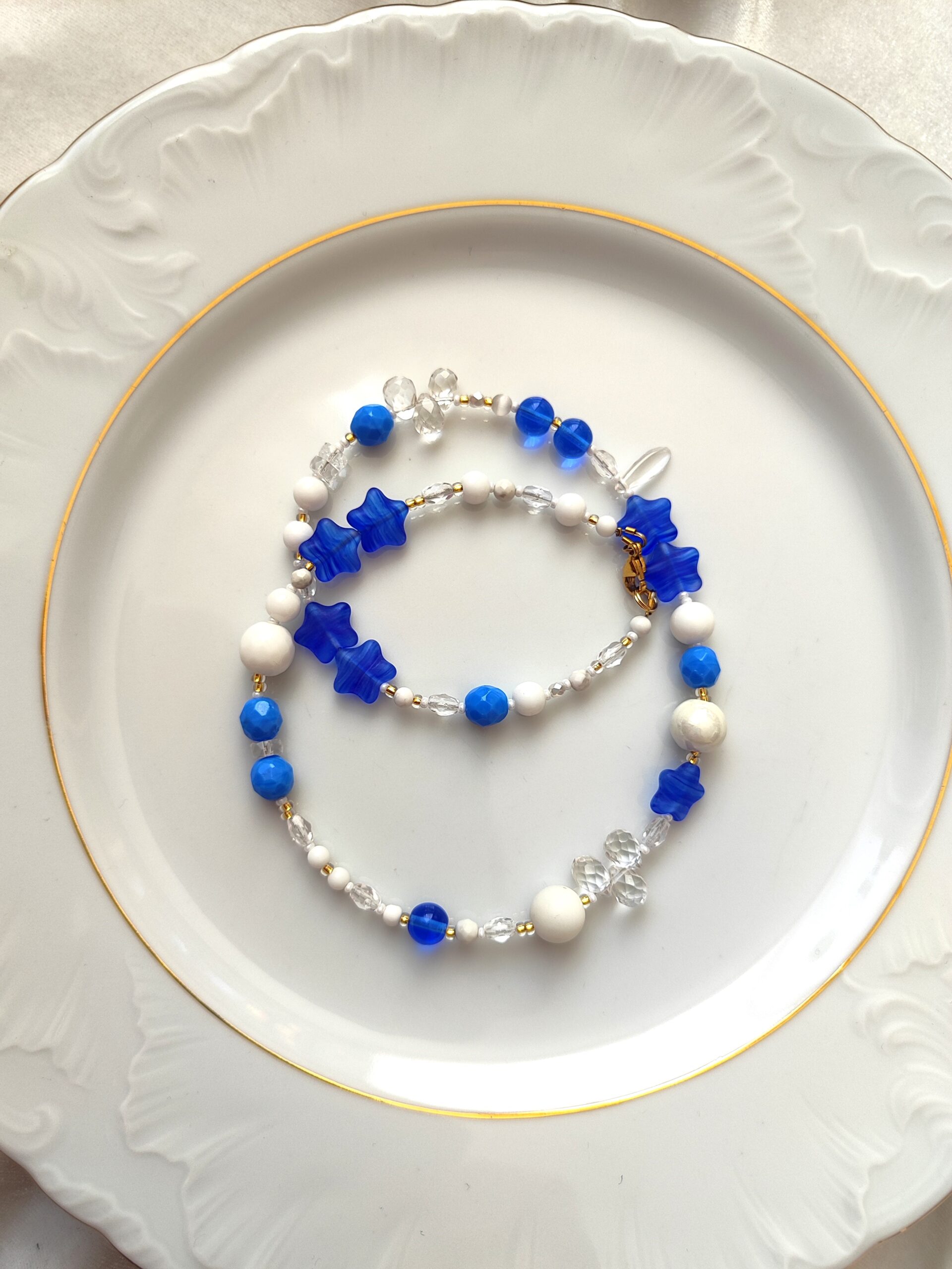 Mėlynas ir baltas vasariškas vėrinys