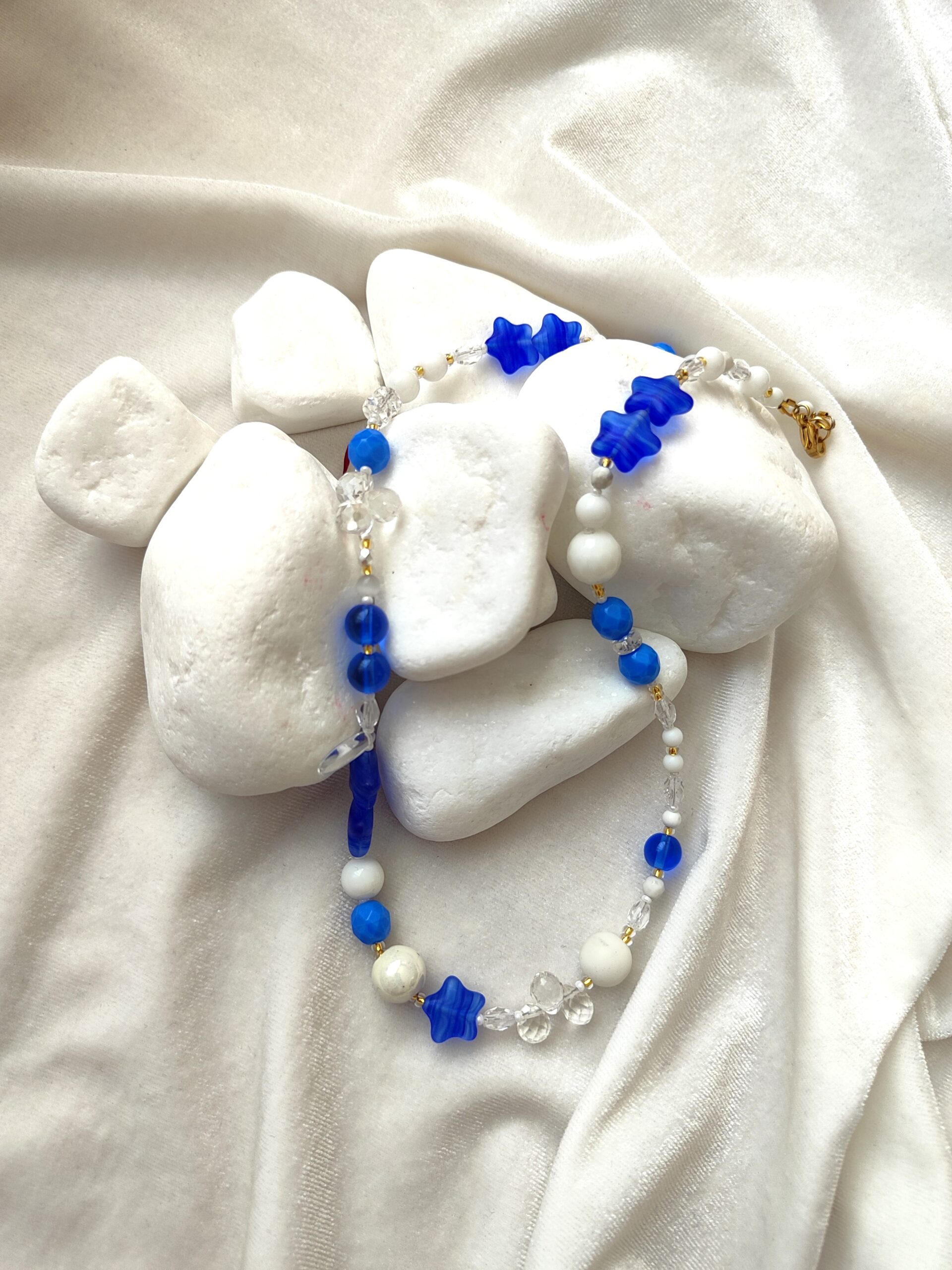 Mėlynas ir baltas vasariškas vėrinys