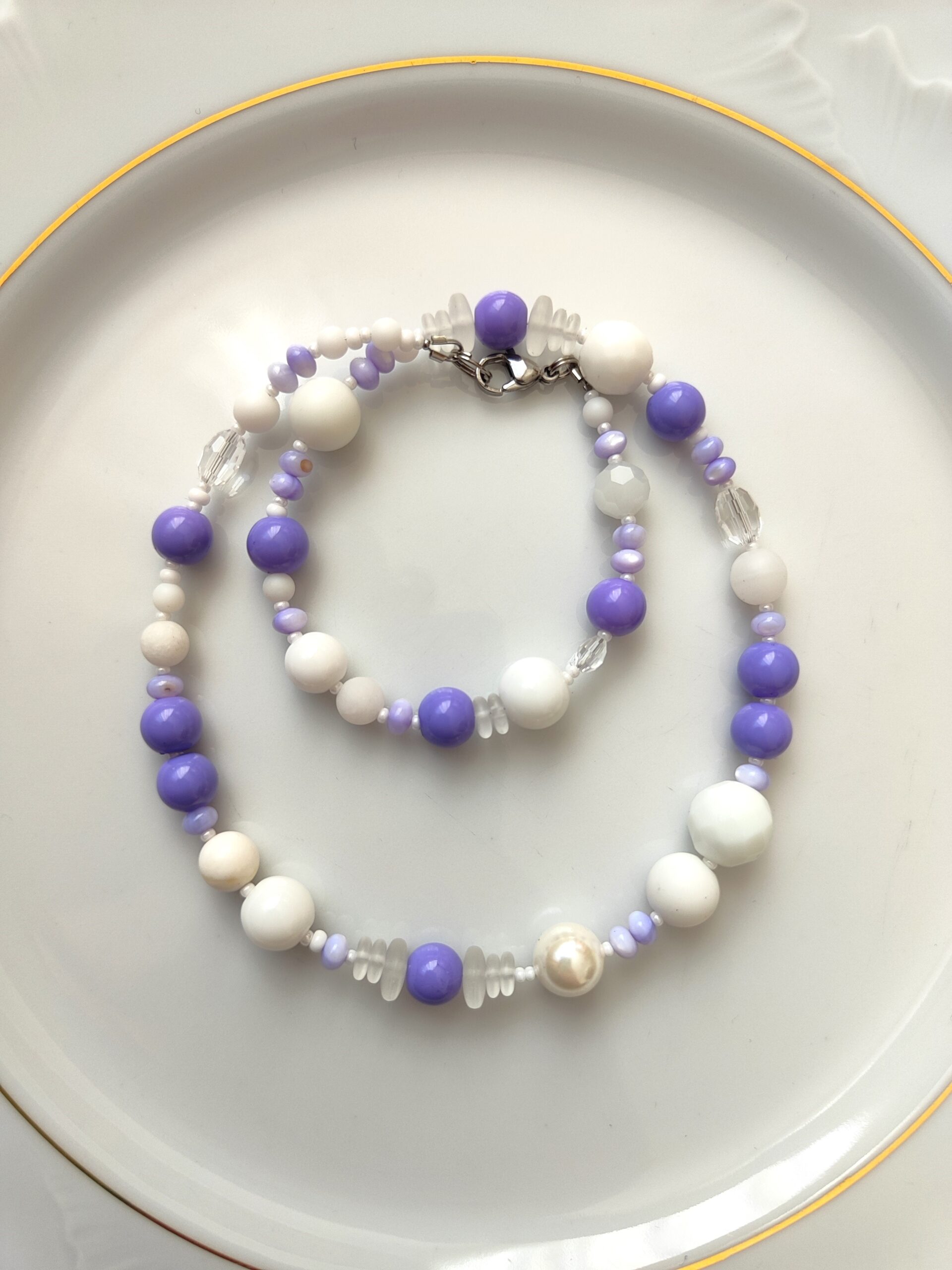 Violetinės ir baltos spalvos vėrinys