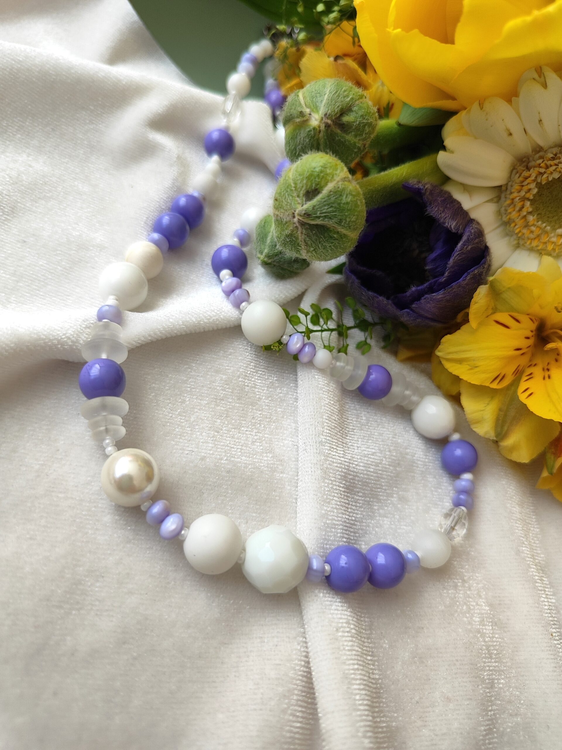 Violetinės ir baltos spalvos vėrinys