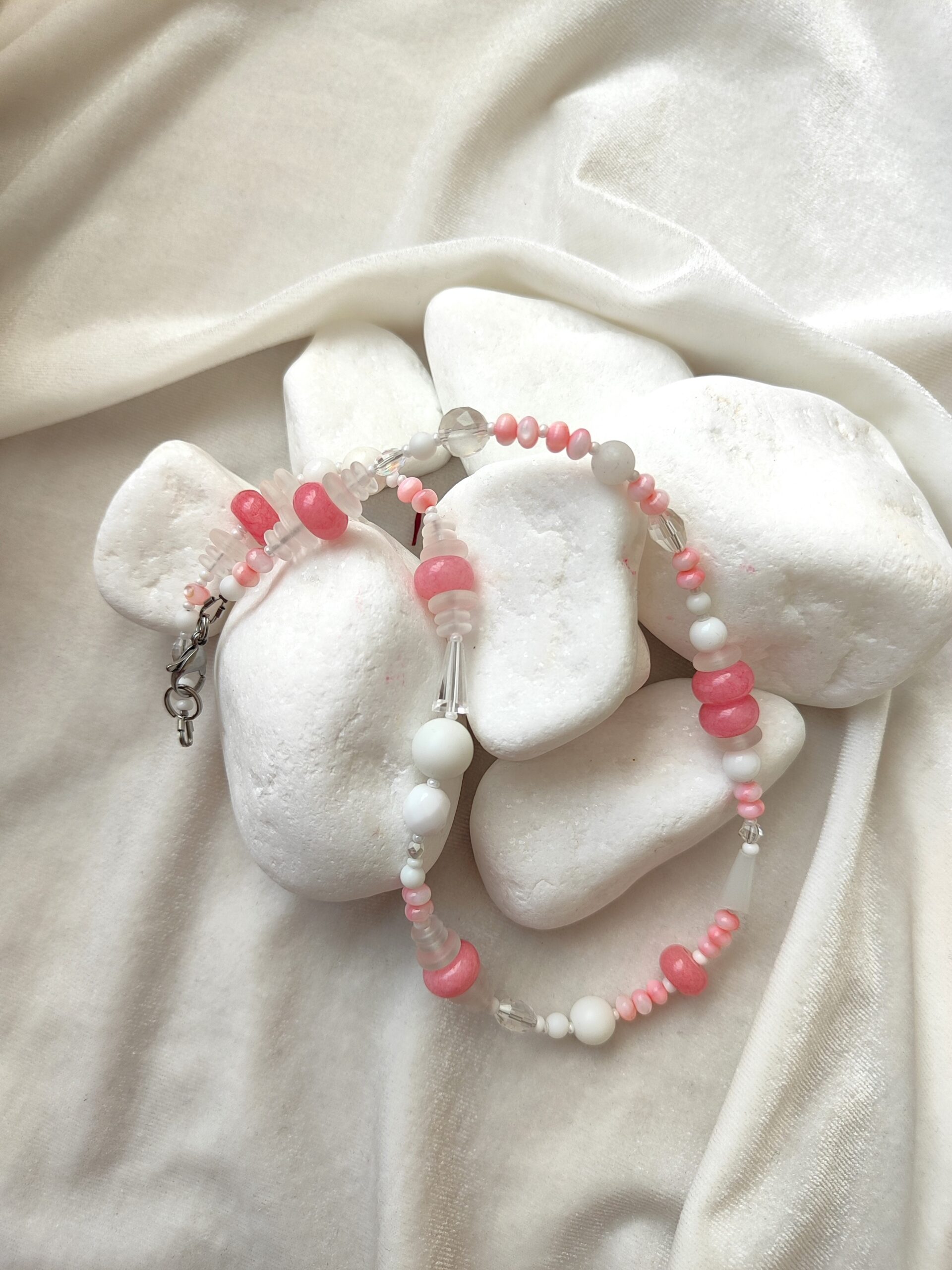 Rožinės ir baltos spalvos vasariškas vėrinys