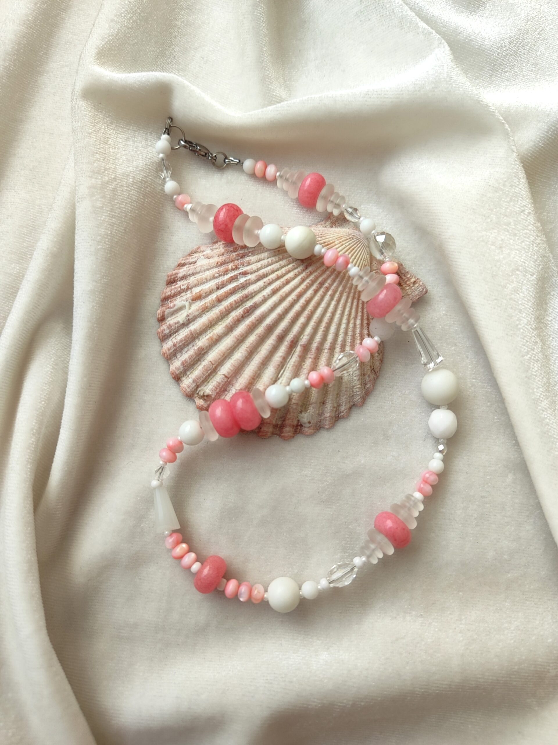 Rožinės ir baltos spalvos vasariškas vėrinys