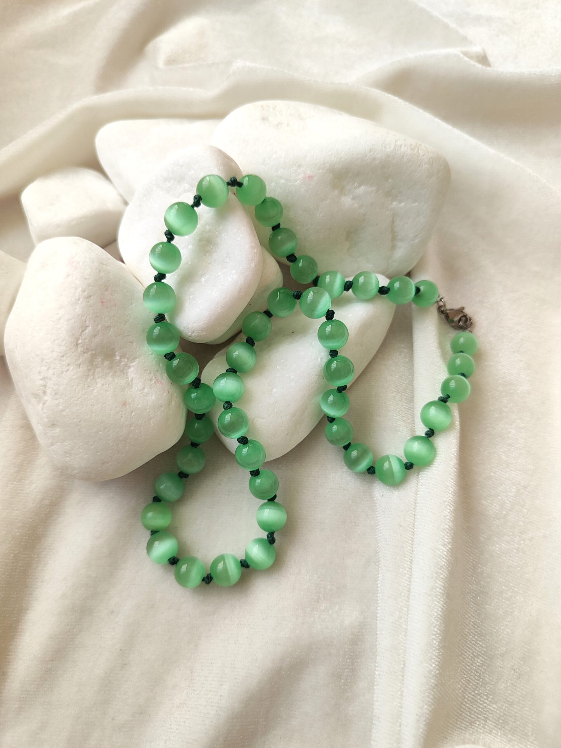 Salotinės spalvos katės akies vėrinys