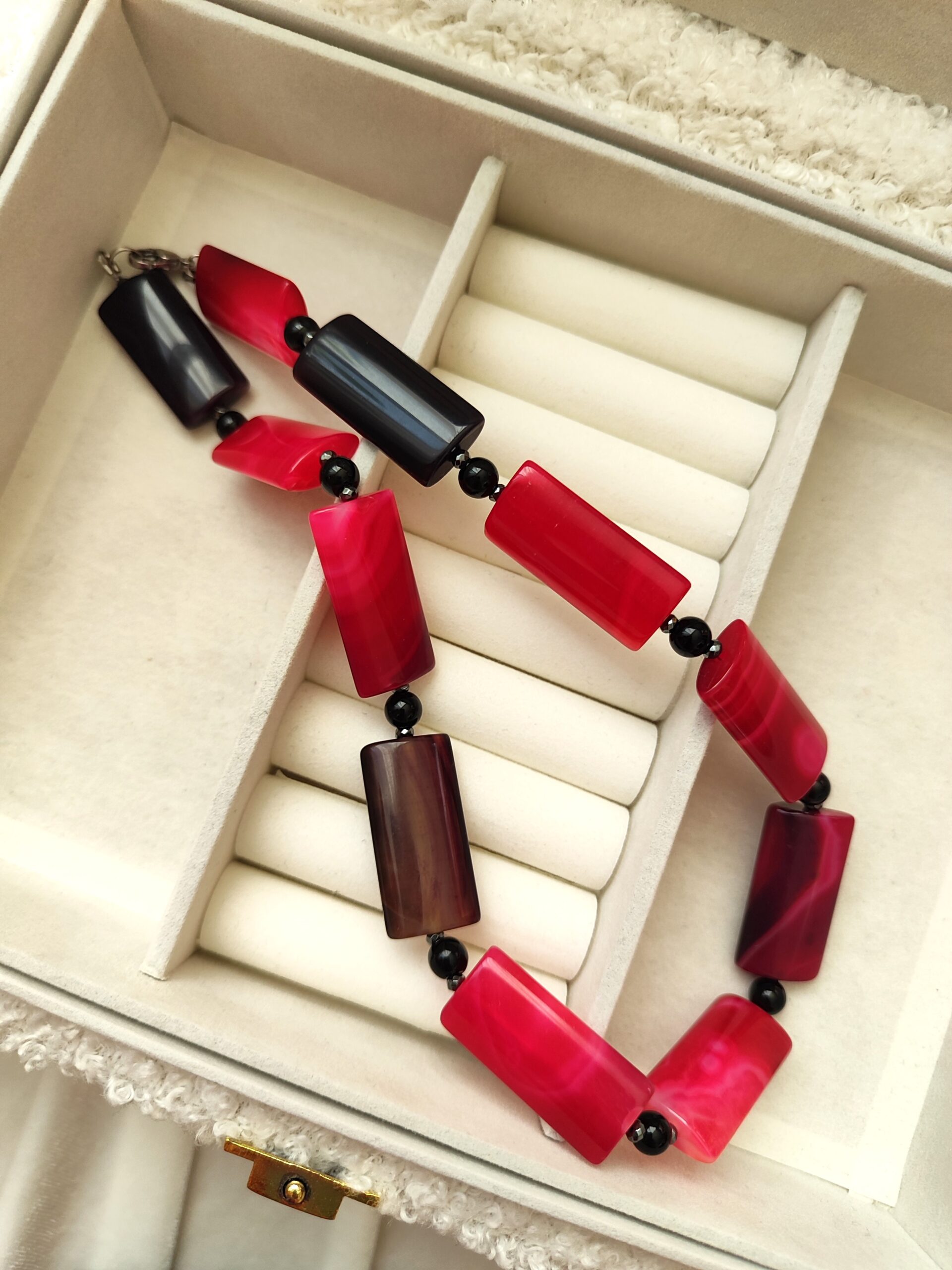 Rožinio agato vėrinys