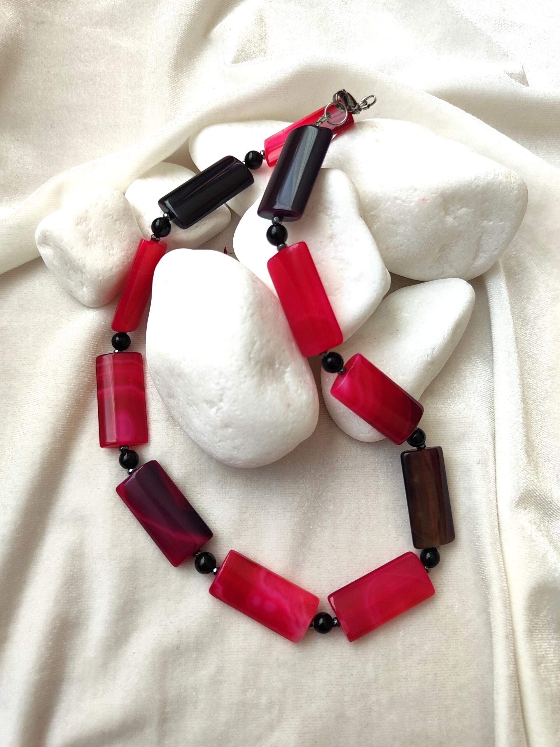 Rožinio agato vėrinys