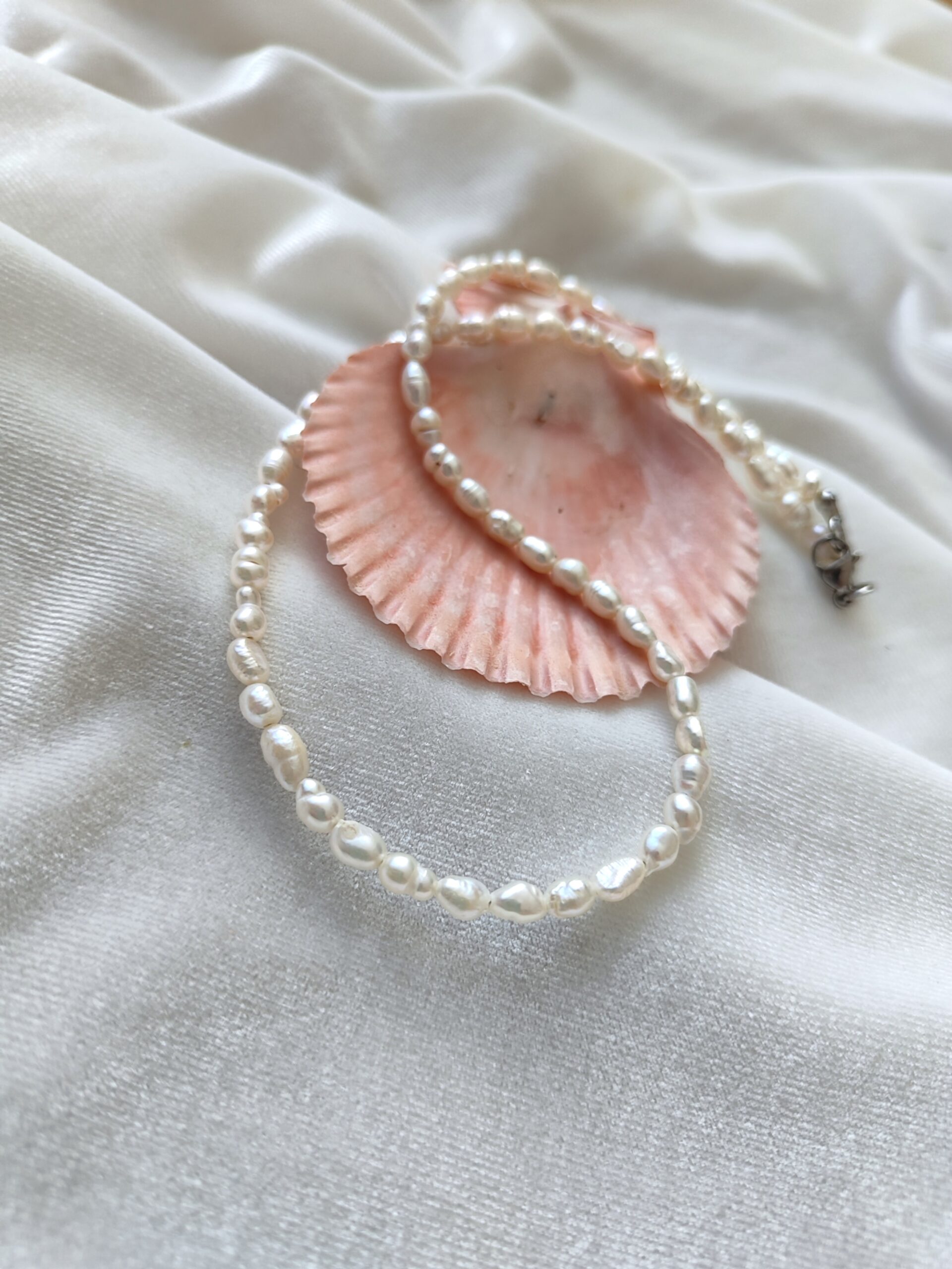 Upinių perlų vėrinys