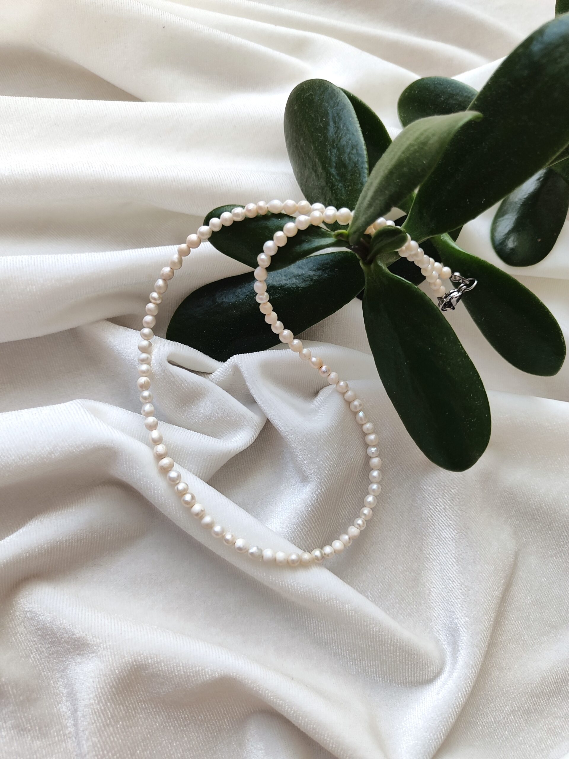 Smulkus upinių perlų vėrinys