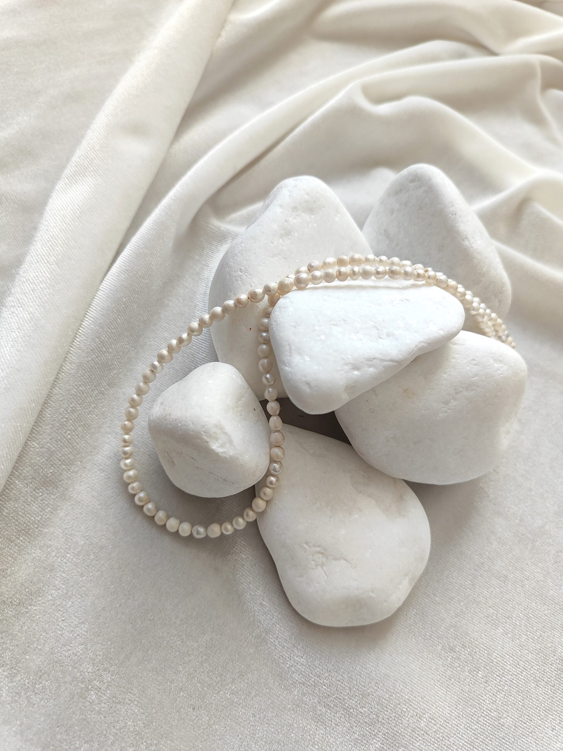 Smulkus upinių perlų vėrinys