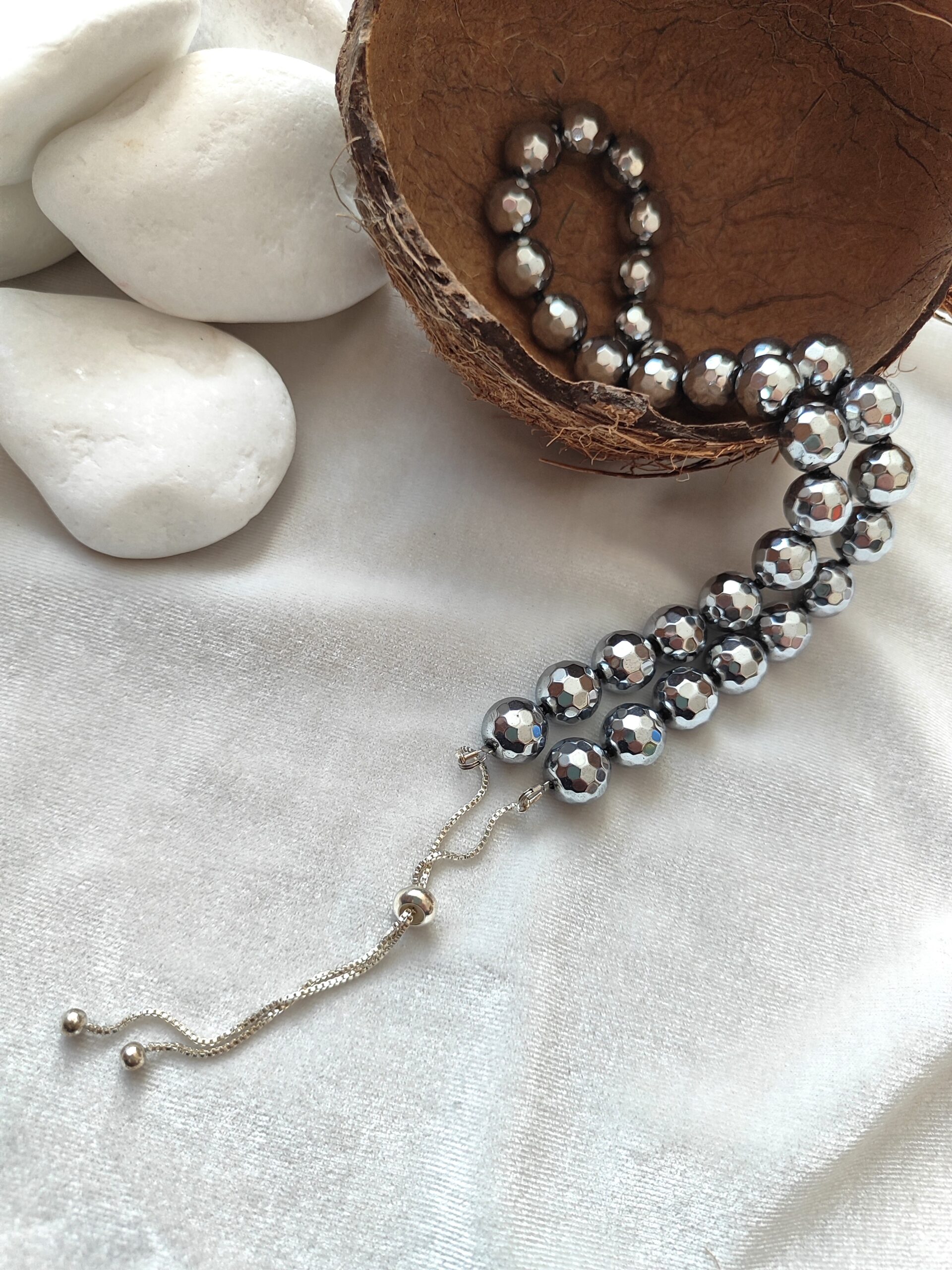 Sidabrinio hematito vėrinys