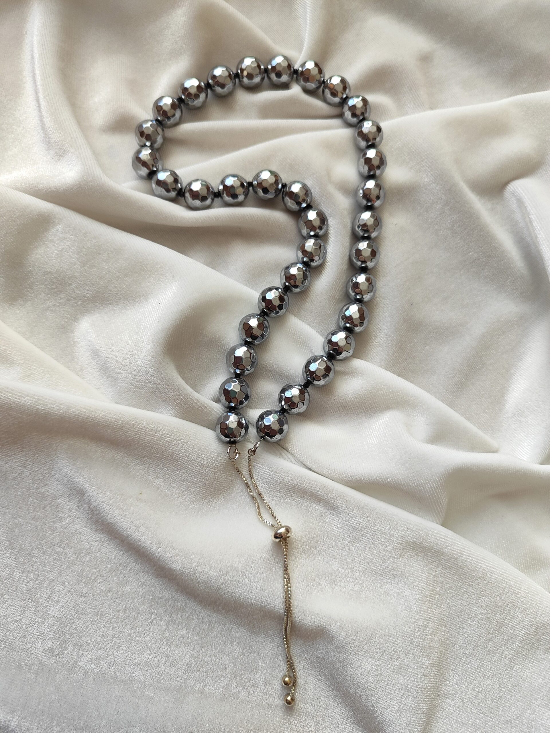 Sidabrinio hematito vėrinys