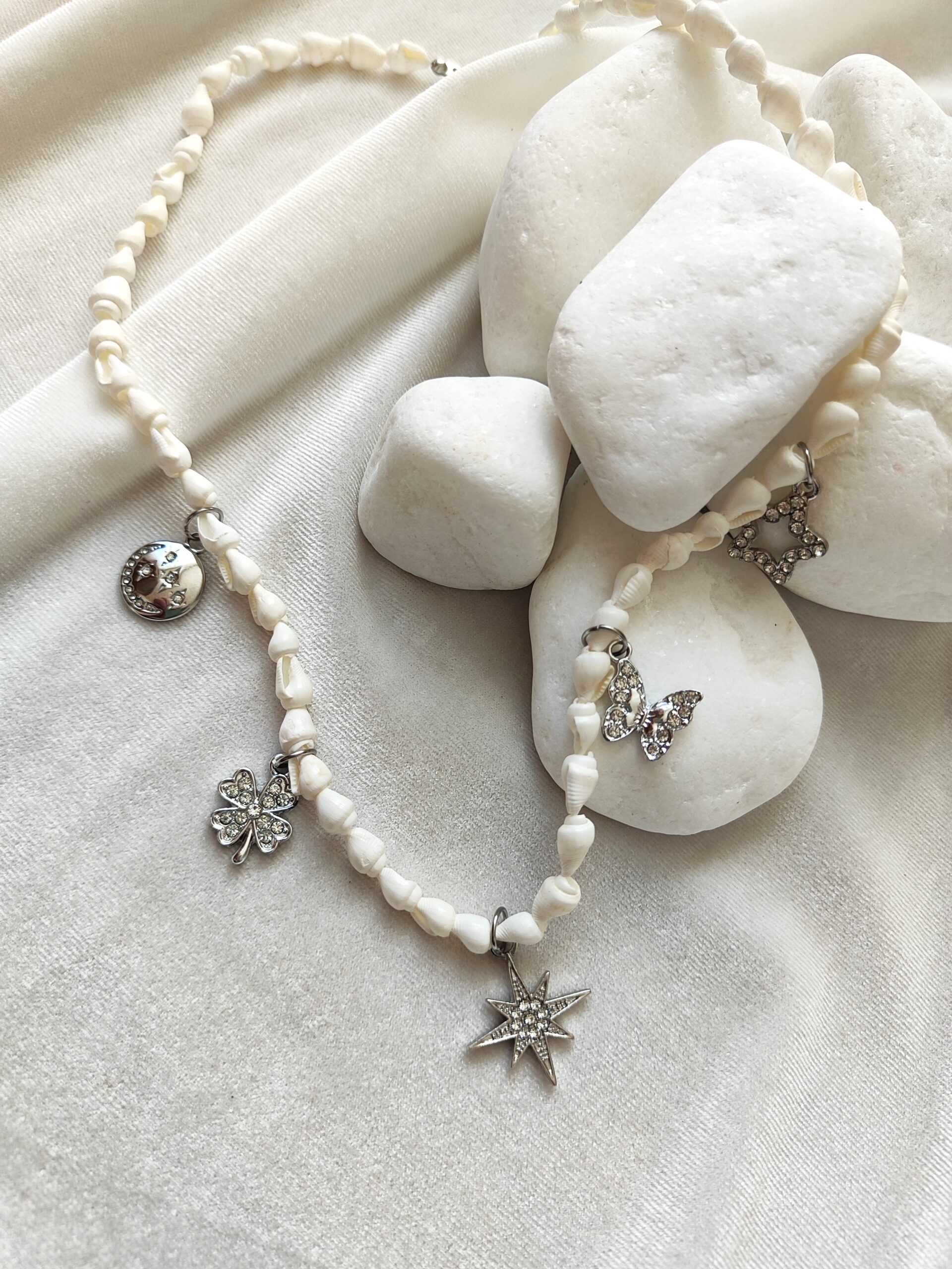 Kriauklių vėrinys su pakabukais