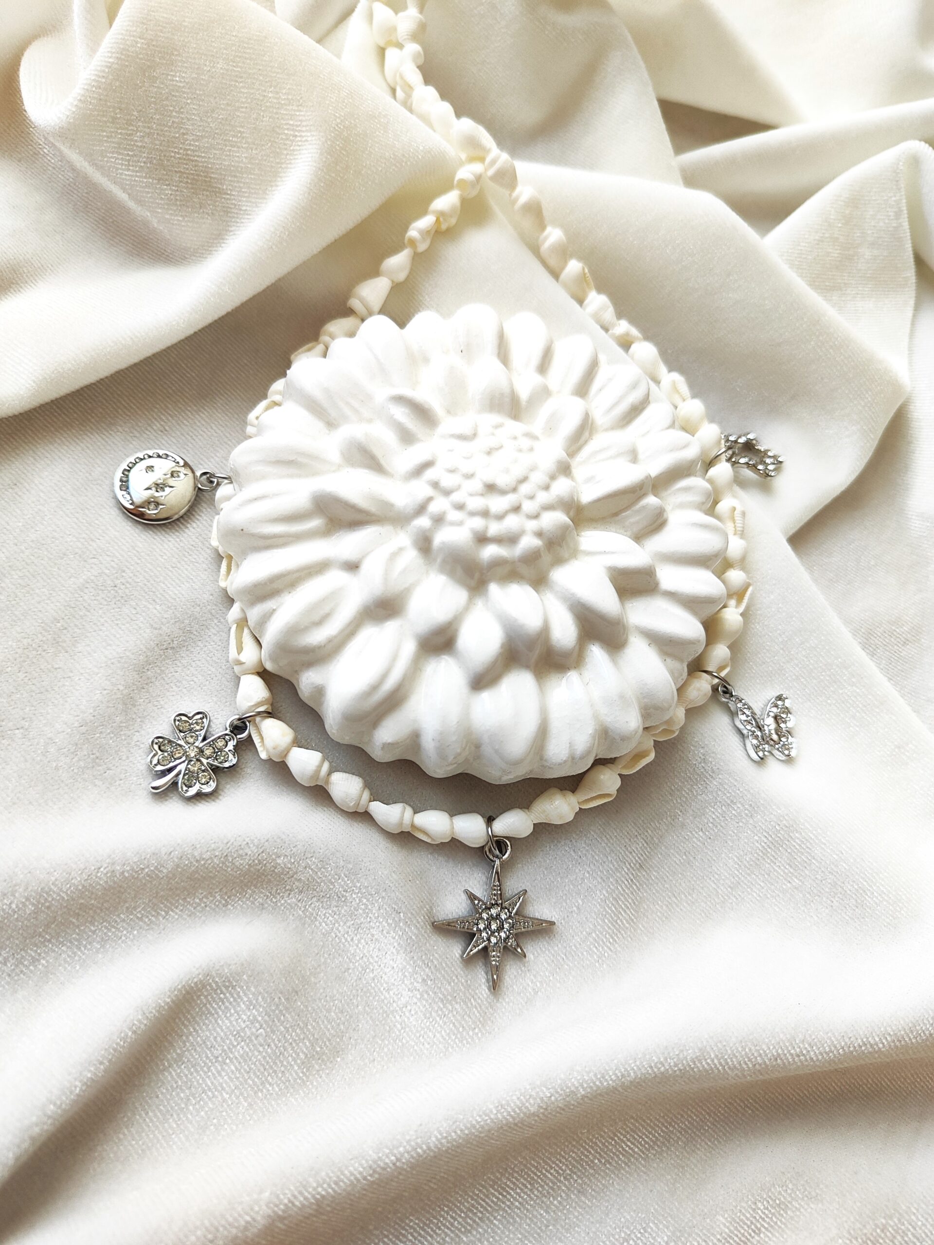 Kriauklių vėrinys su pakabukais