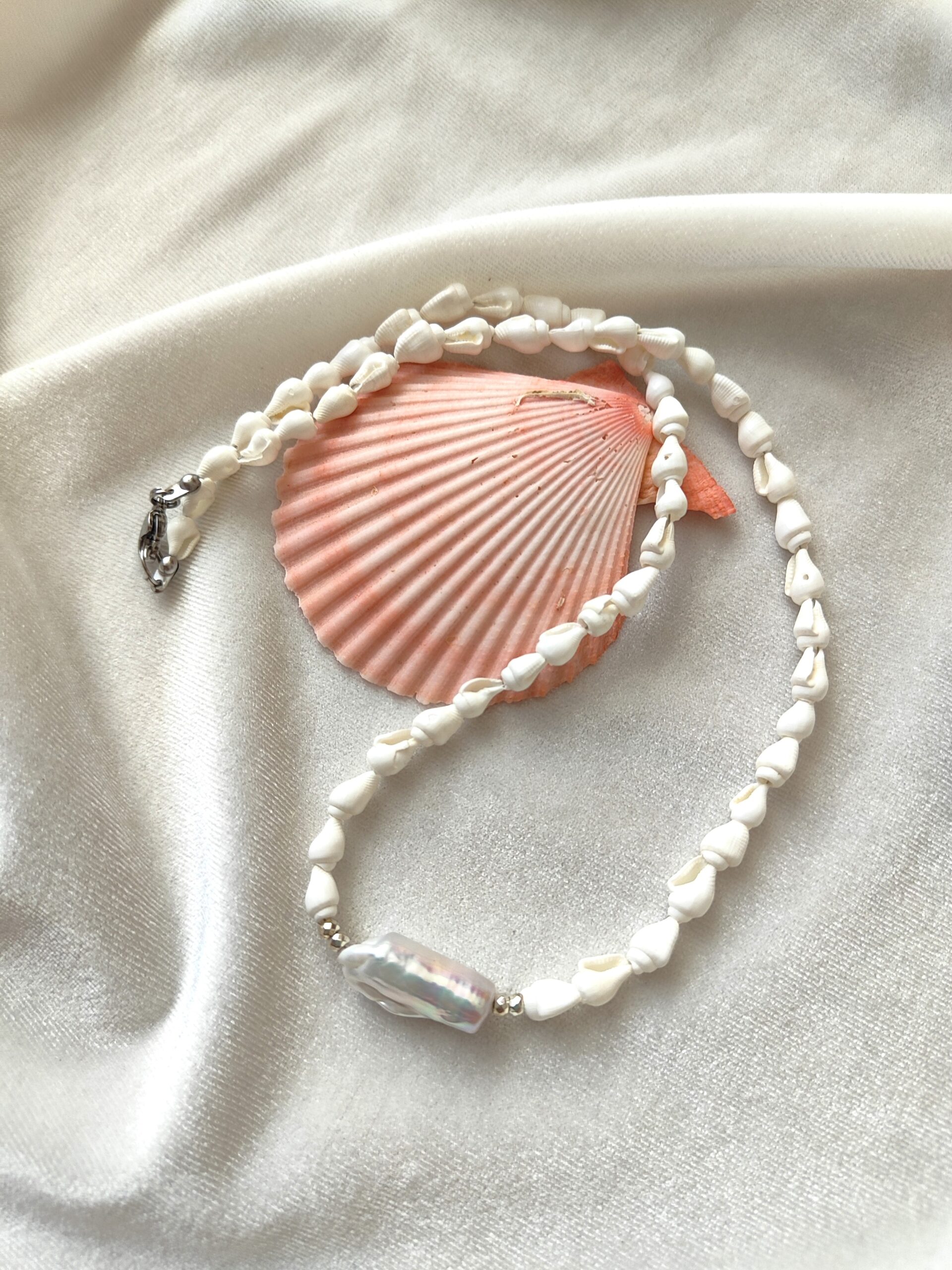 Kriauklių vėrinys su perlu